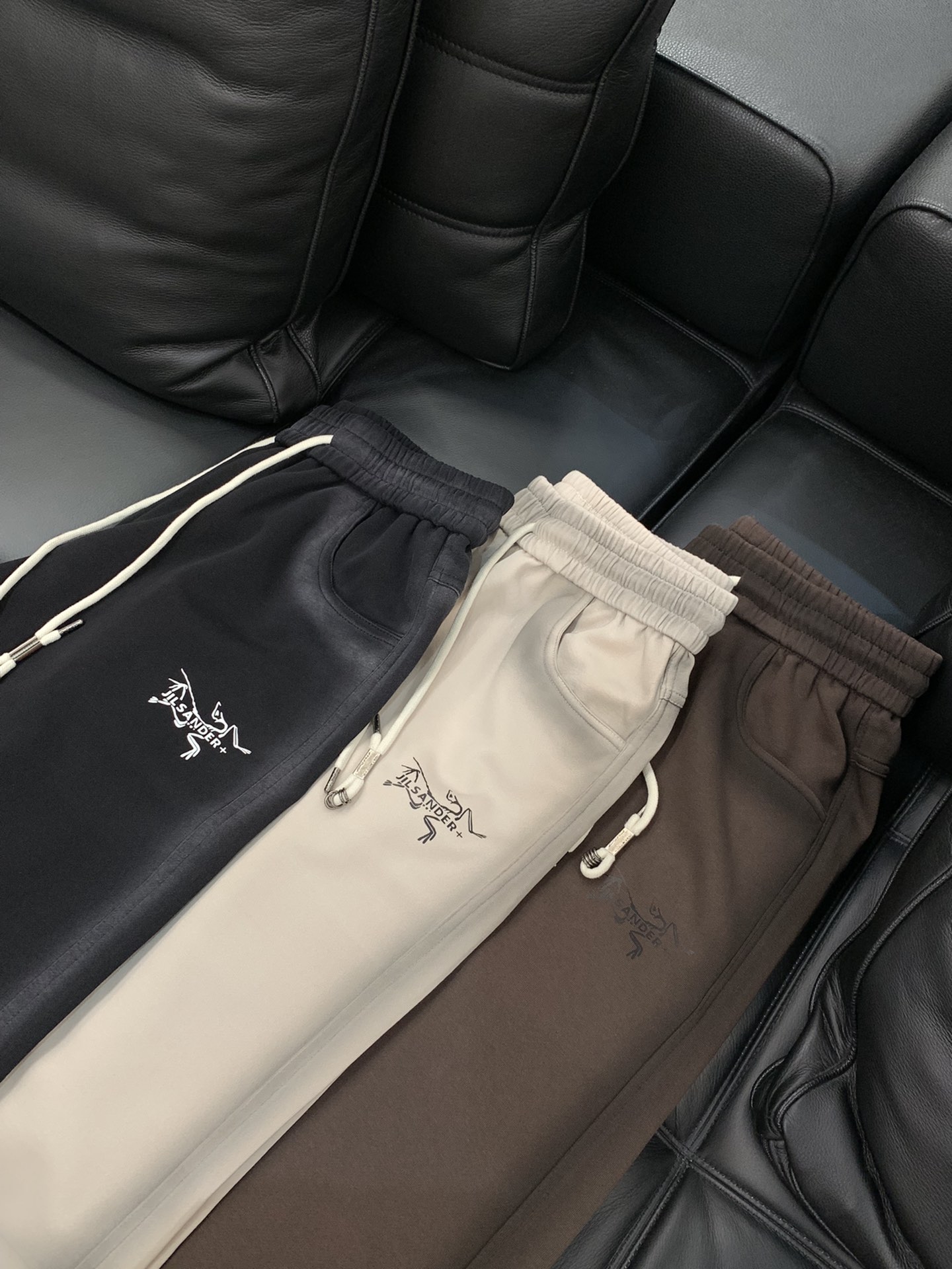 ，ARCTERYX 始祖鸟，2025秋季新品，时尚休闲裤，专柜同步有售，原单狠货，采用进口原版面料，顶级