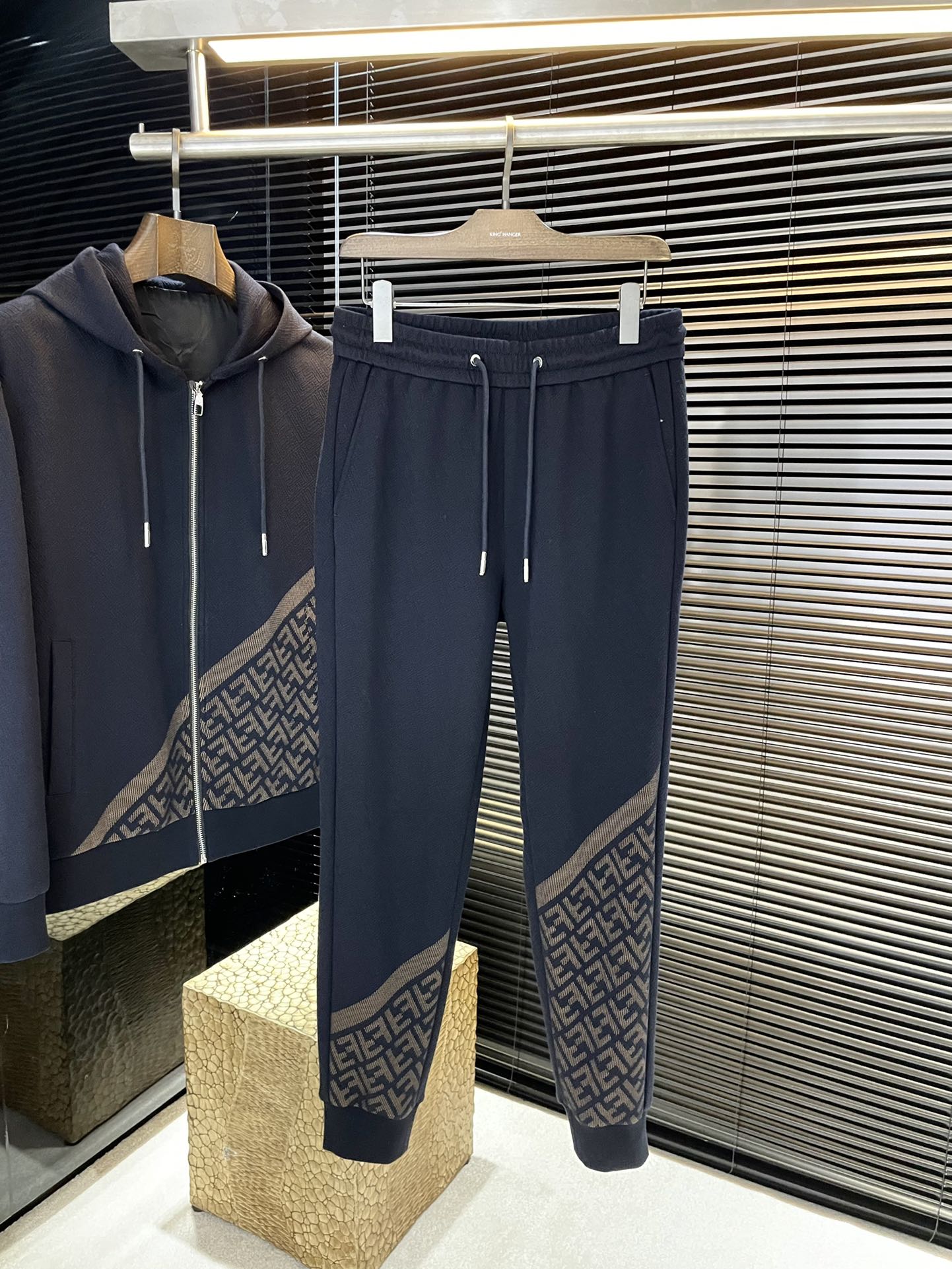 NO:512376,P FEND (Fendi) heavy recommendation!  2025 autumn and winter new product, full of style, very good-looking, super stylish, definitely a powerful tool to attract resurgence!  Fashionable and trendy suit. It uses imported modal viscose fabric, with good comfort and exquisite turning!  A casual and handsome European and American tone!  Smooth and neat, with a crisp and stylish upper body, fashionable and handsome, and a full-size handsome image!  Size M-3XL, fendi, fendi, alexander wang19860909卫裤 P  FEND（芬迪）重磅推荐！2025秋冬季新品 十足腔调 上身非常的赞 超有型 绝对是吸引回头率的利器！时尚潮流套装.采用进口莫代尔粘纤面料,舒适度好,车工精湛！随性帅气的欧美调调！流畅利落 上身挺括有型,时尚又帅气,十足的型男形象！尺码 M-3XL,,fendi,fendi,alexander wang,Men's clothing