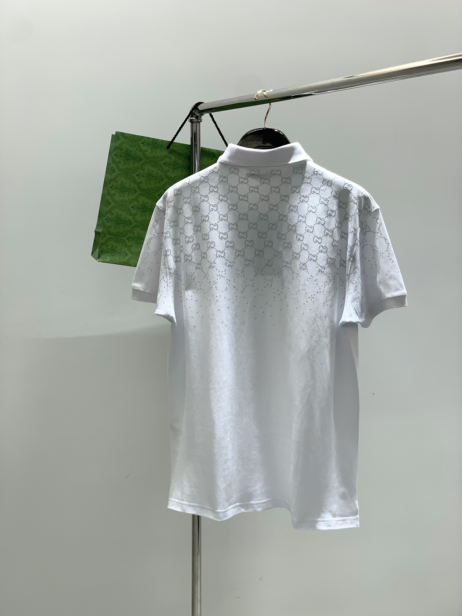 ，Gucci 古驰，2025夏季最新款，专柜同步有售，原单狠货，时尚休闲翻领短袖T恤，上身很有特点！吸睛