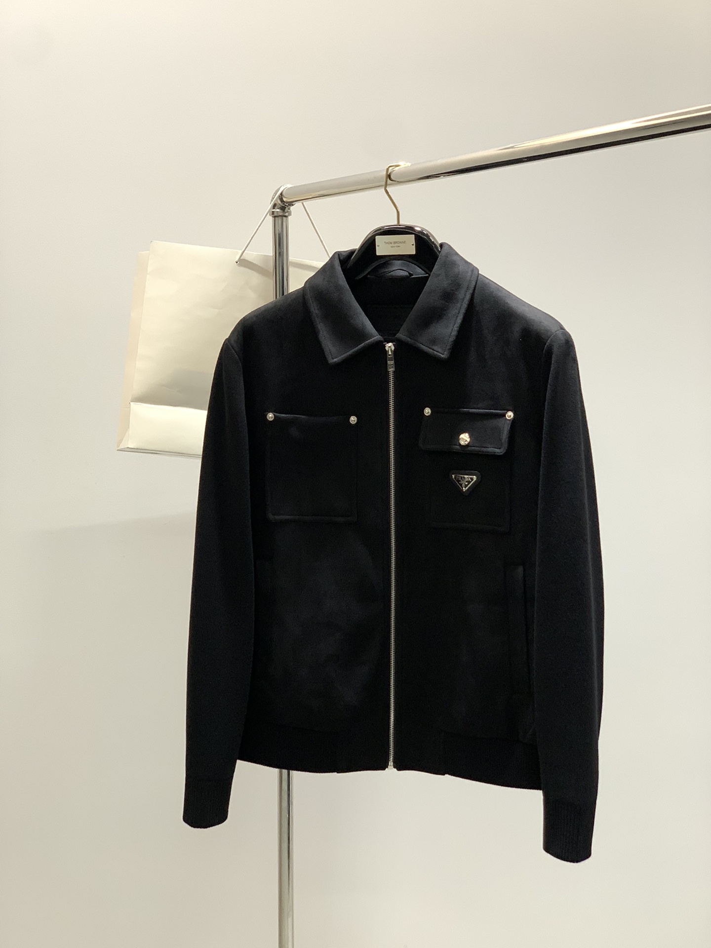 ，PRADA 普拉达，2025秋冬最新品，专柜同步有售，时尚休闲夹克翻领外套，进口原版面料，做工极为复杂