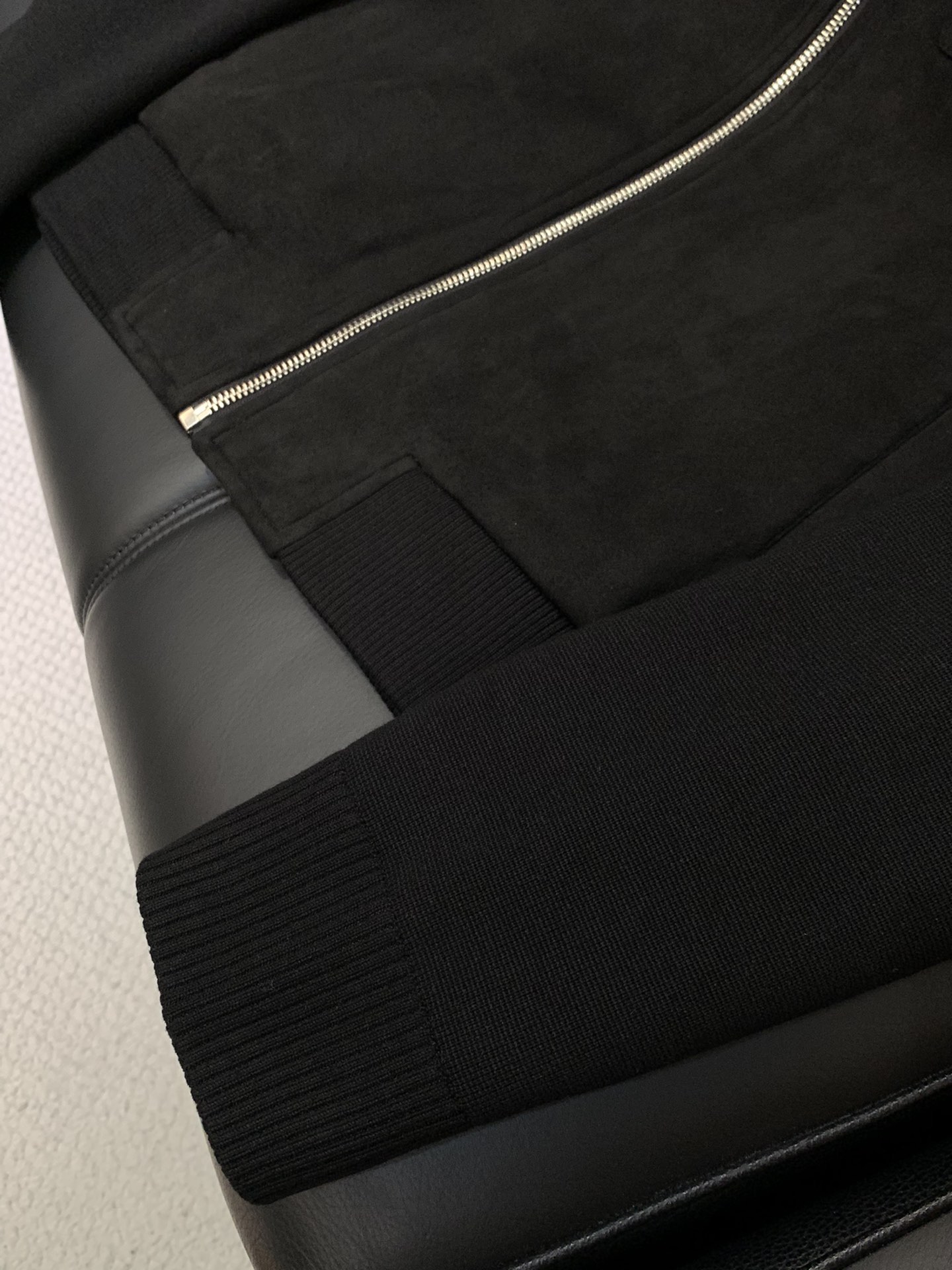 ，PRADA 普拉达，2025秋冬最新品，专柜同步有售，时尚休闲夹克翻领外套，进口原版面料，做工极为复杂