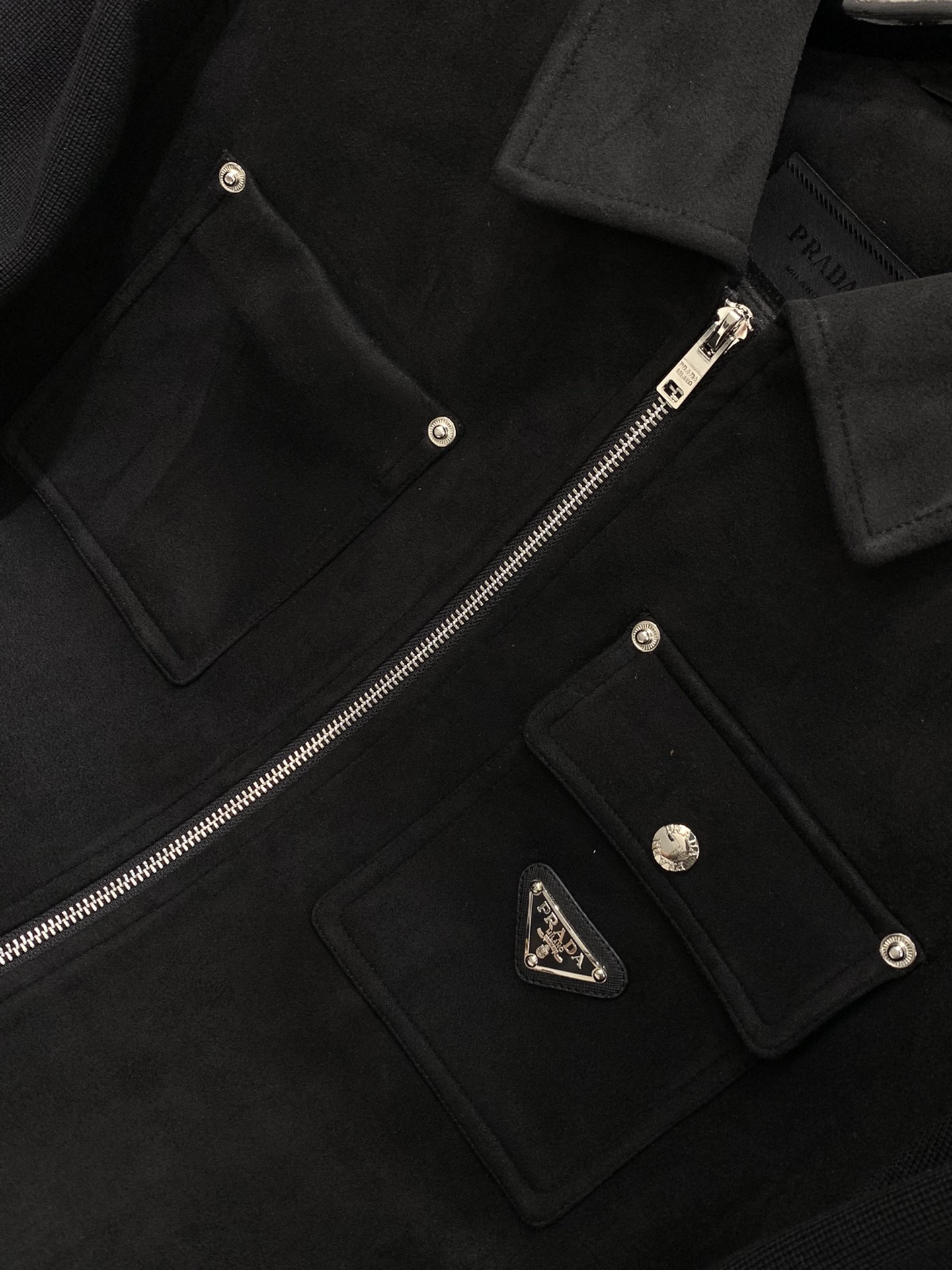 ，PRADA 普拉达，2025秋冬最新品，专柜同步有售，时尚休闲夹克翻领外套，进口原版面料，做工极为复杂