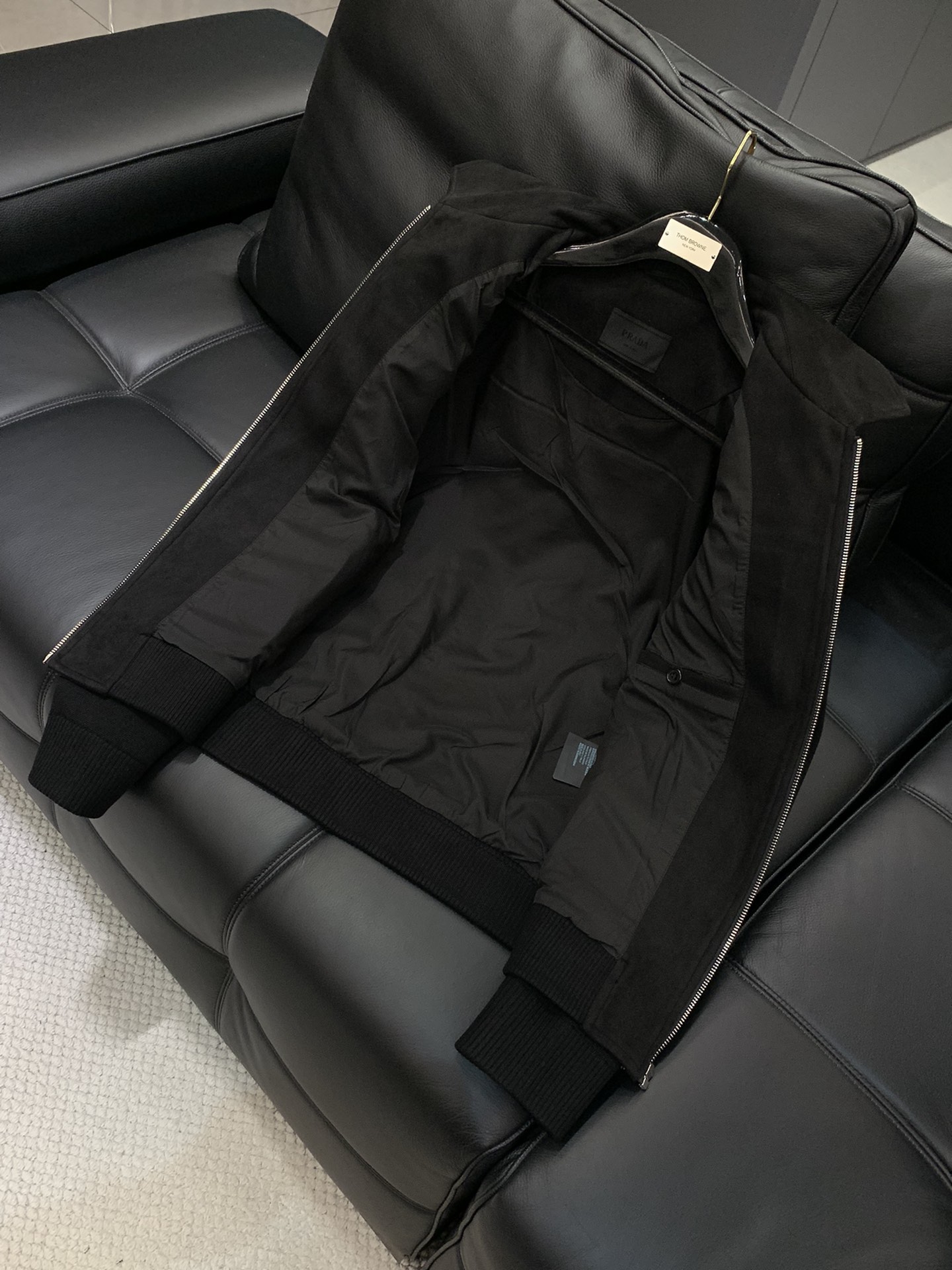 ，PRADA 普拉达，2025秋冬最新品，专柜同步有售，时尚休闲夹克翻领外套，进口原版面料，做工极为复杂