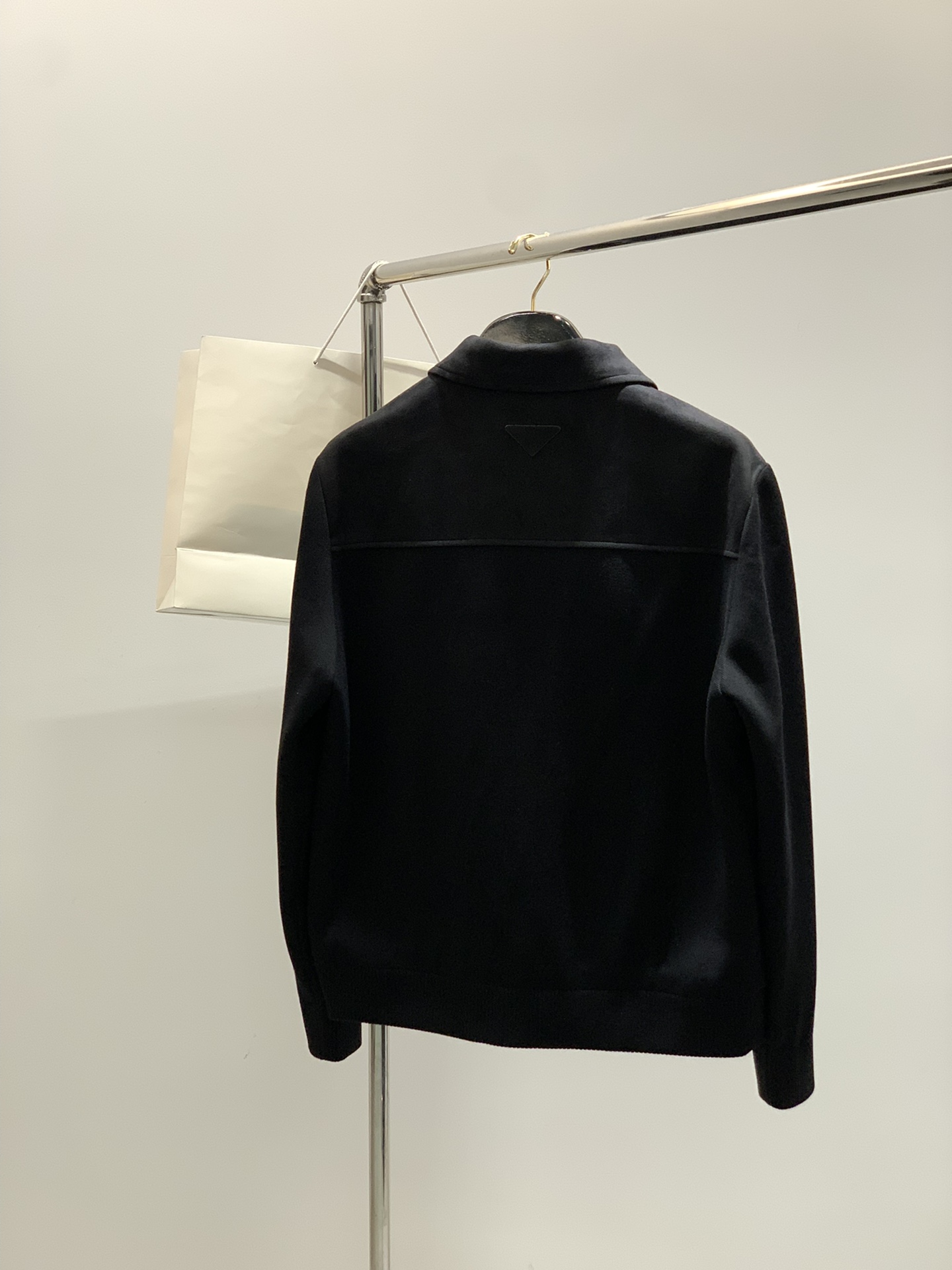 ，PRADA 普拉达，2025秋冬最新品，专柜同步有售，时尚休闲夹克翻领外套，进口原版面料，做工极为复杂