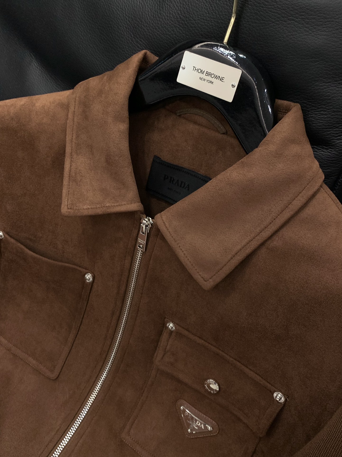 ，PRADA 普拉达，2025秋冬最新品，专柜同步有售，时尚休闲夹克翻领外套，进口原版面料，做工极为复杂