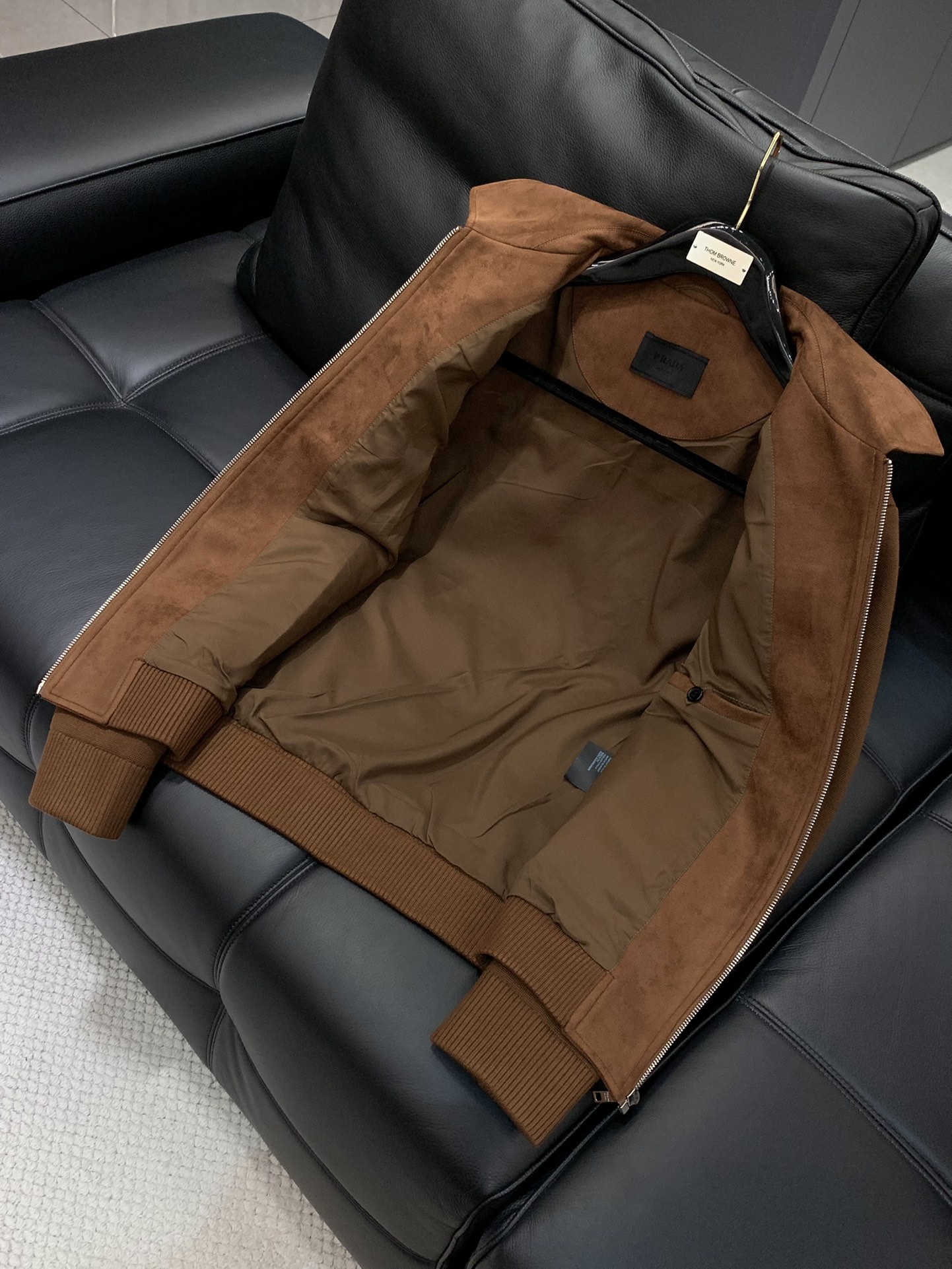 ，PRADA 普拉达，2025秋冬最新品，专柜同步有售，时尚休闲夹克翻领外套，进口原版面料，做工极为复杂