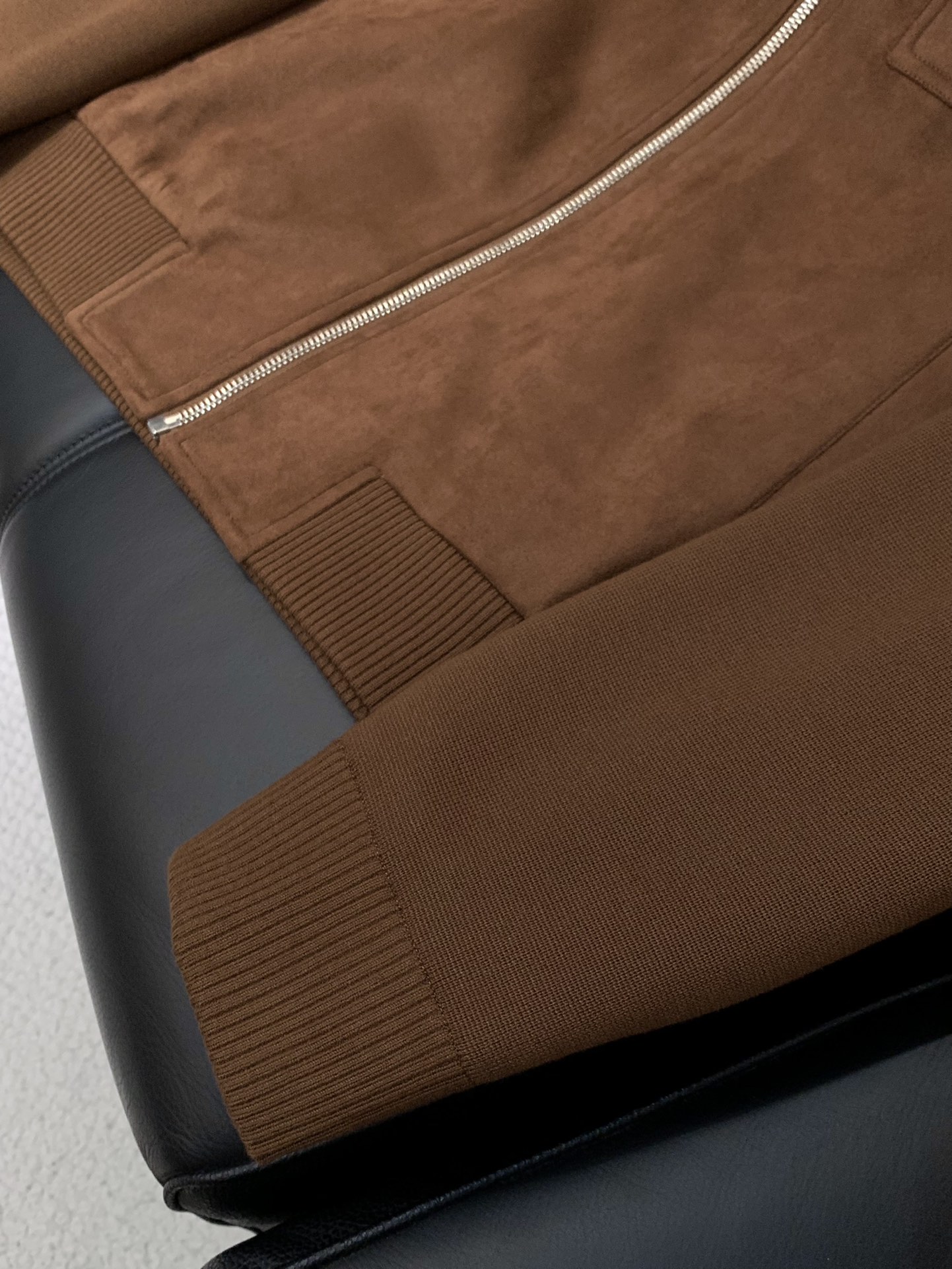 ，PRADA 普拉达，2025秋冬最新品，专柜同步有售，时尚休闲夹克翻领外套，进口原版面料，做工极为复杂