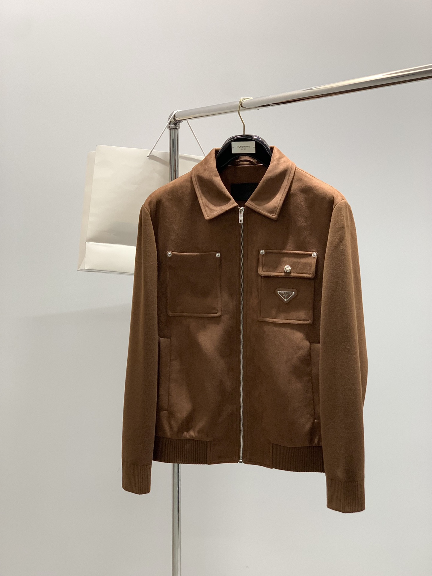 ，PRADA 普拉达，2025秋冬最新品，专柜同步有售，时尚休闲夹克翻领外套，进口原版面料，做工极为复杂