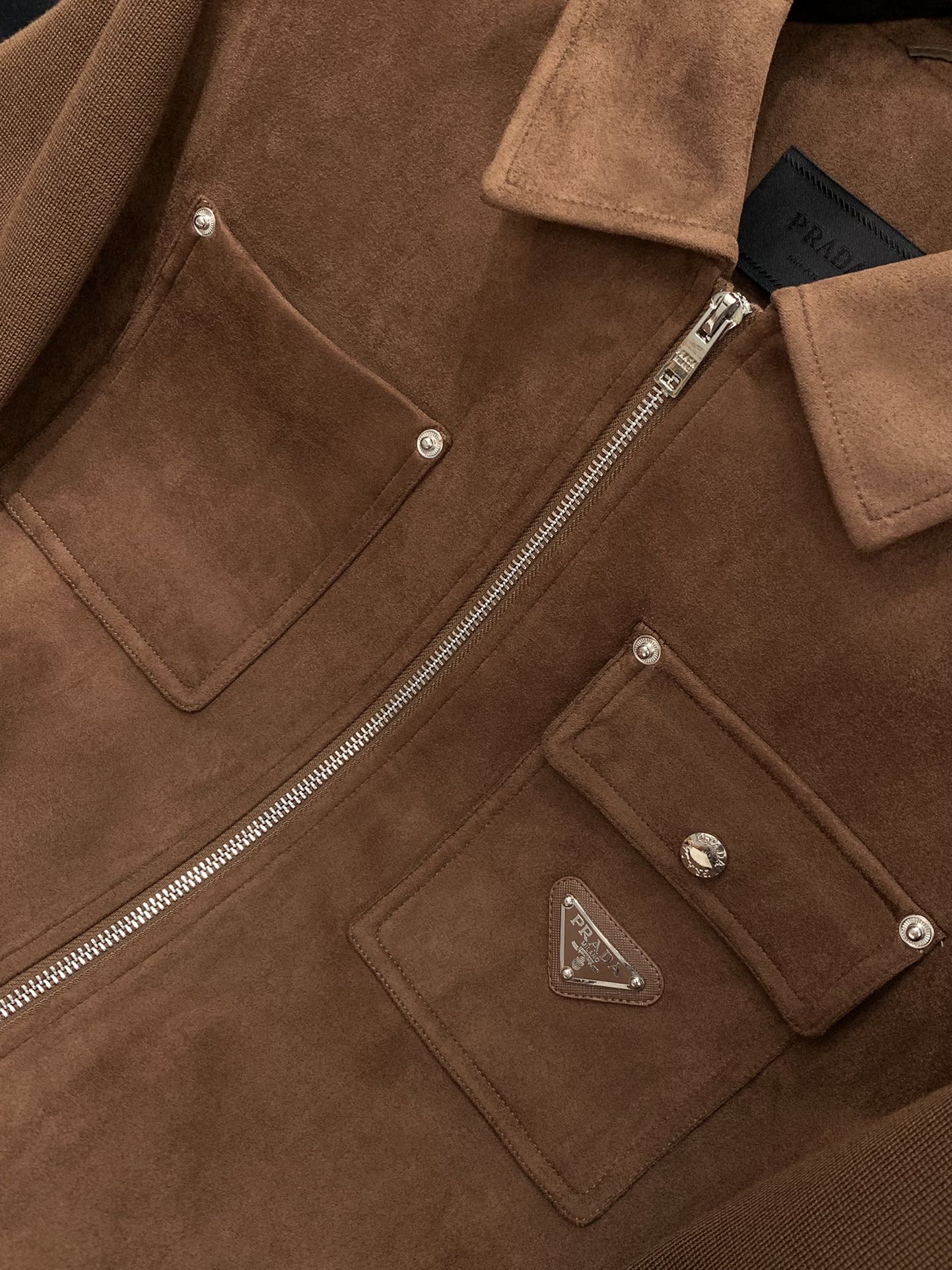 ，PRADA 普拉达，2025秋冬最新品，专柜同步有售，时尚休闲夹克翻领外套，进口原版面料，做工极为复杂