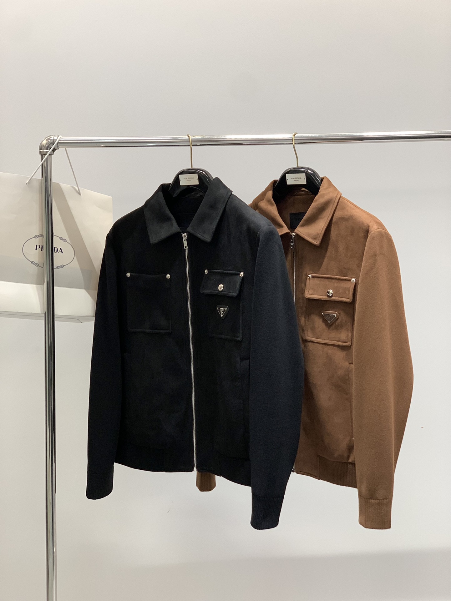 ，PRADA 普拉达，2025秋冬最新品，专柜同步有售，时尚休闲夹克翻领外套，进口原版面料，做工极为复杂