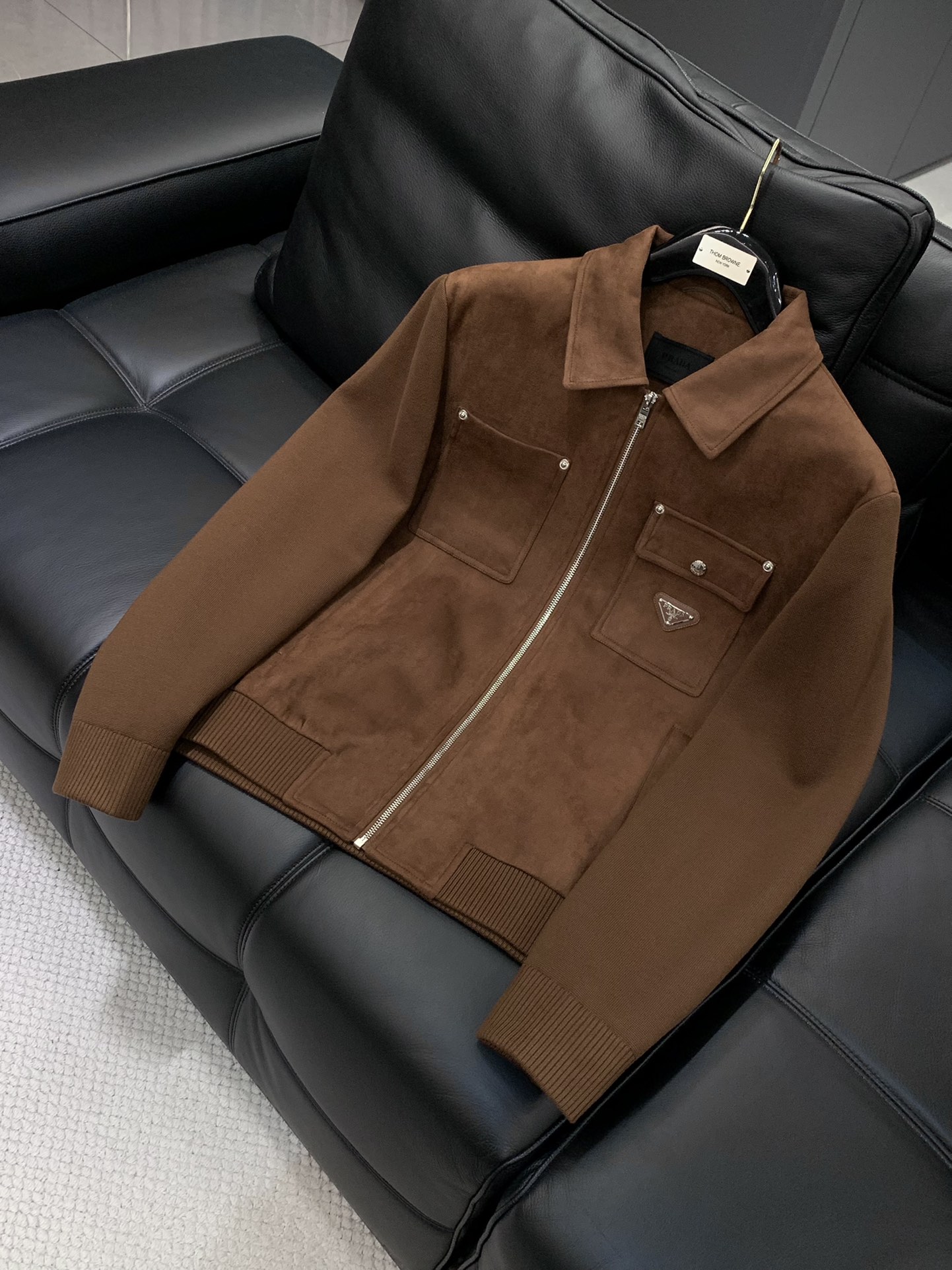 ，PRADA 普拉达，2025秋冬最新品，专柜同步有售，时尚休闲夹克翻领外套，进口原版面料，做工极为复杂