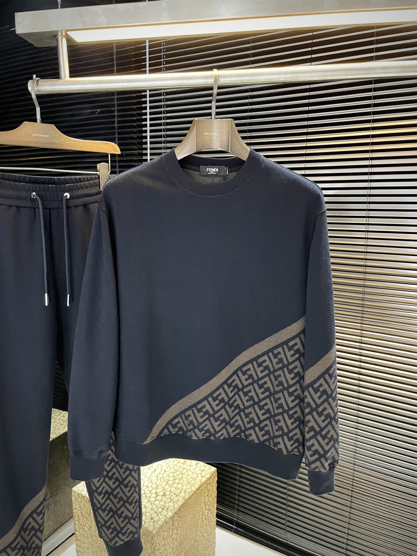 NO:512378,Sweatshirt P FEND (Fendi) heavy recommendation!  2025 autumn and winter new product, full of style, very good-looking, super stylish, definitely a powerful tool to attract resurgence!  Fashionable and trendy suit. It uses imported modal viscose fabric, with good comfort and exquisite turning!  A casual and handsome European and American tone!  Smooth and neat, with a crisp and stylish upper body, fashionable and handsome, and a full-size handsome image!  Size M-3XL, fendi, fendi, hoodie, sweatshirts, alexander wang19860909卫衣 P  FEND（芬迪）重磅推荐！2025秋冬季新品 十足腔调 上身非常的赞 超有型 绝对是吸引回头率的利器！时尚潮流套装.采用进口莫代尔粘纤面料,舒适度好,车工精湛！随性帅气的欧美调调！流畅利落 上身挺括有型,时尚又帅气,十足的型男形象！尺码 M-3XL,,fendi,fendi,hoodie,sweatshirts,alexander wang,Men's clothing