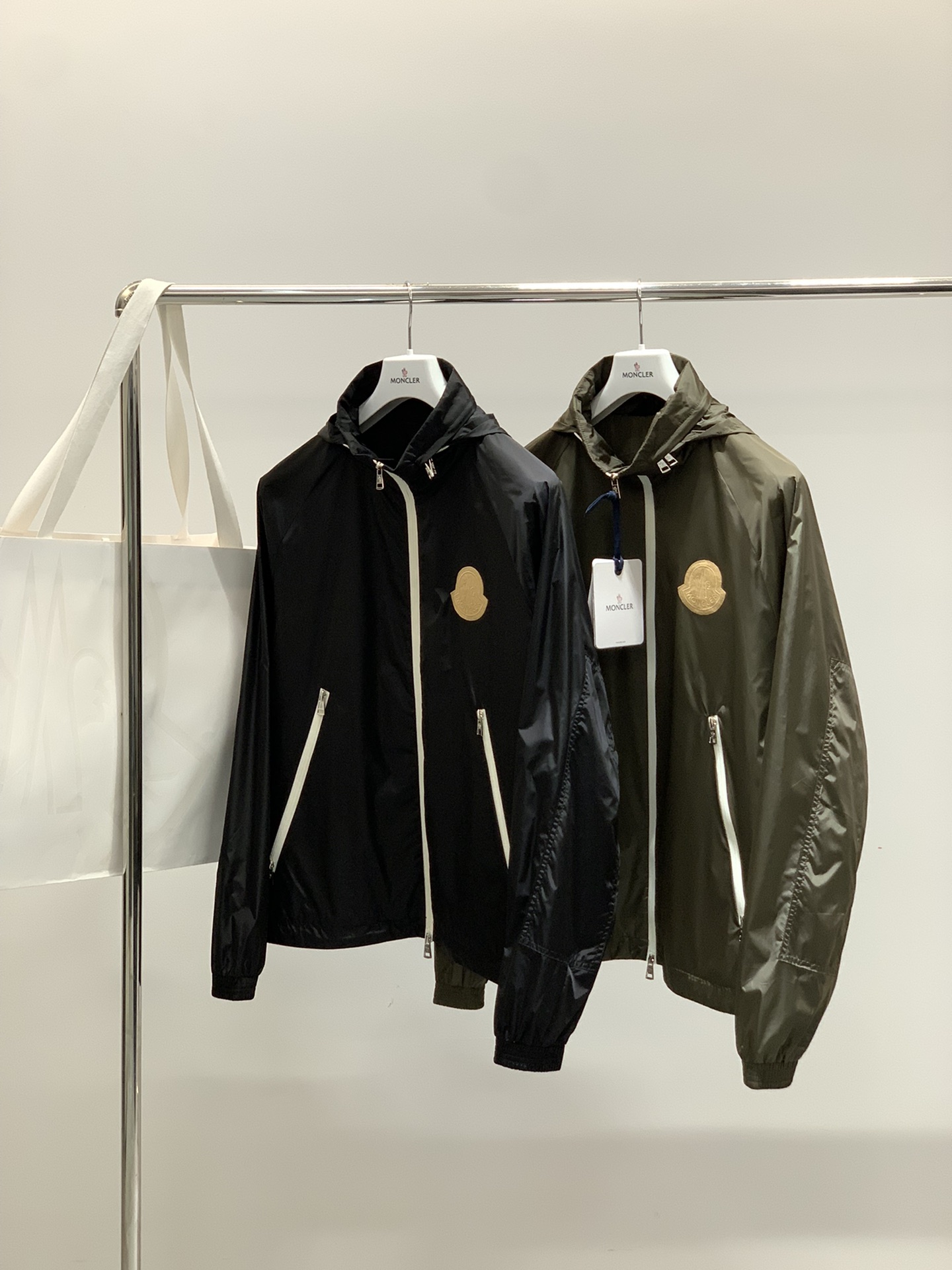 ，Moncler 蒙口，2025秋季最新品，专柜同步有售，原单狠货，时尚休闲连帽外套，上身舒适！吸睛而有