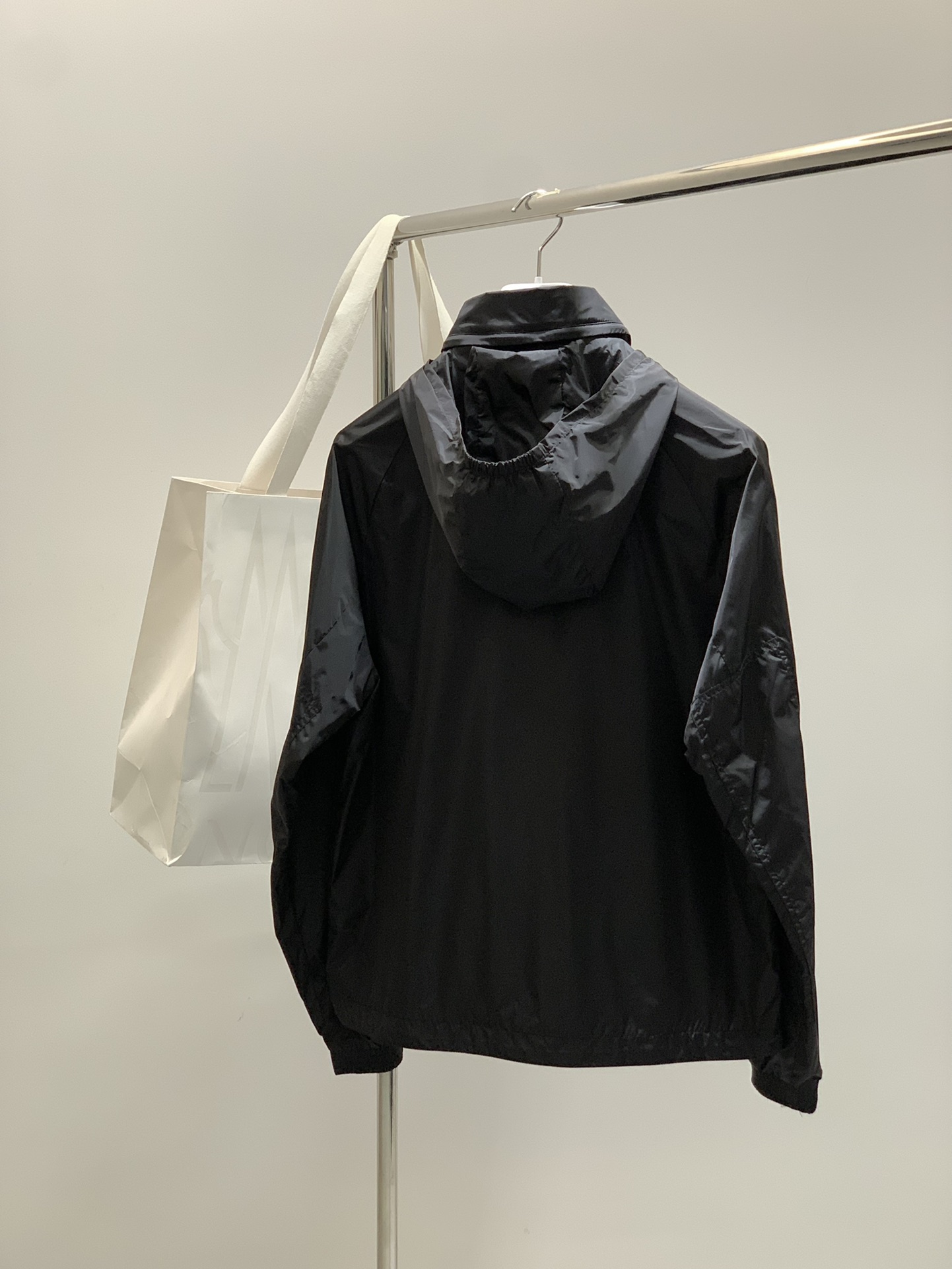 ，Moncler 蒙口，2025秋季最新品，专柜同步有售，原单狠货，时尚休闲连帽外套，上身舒适！吸睛而有