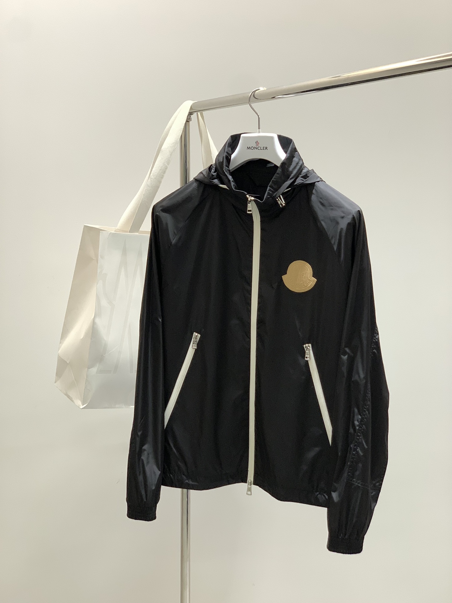 ，Moncler 蒙口，2025秋季最新品，专柜同步有售，原单狠货，时尚休闲连帽外套，上身舒适！吸睛而有
