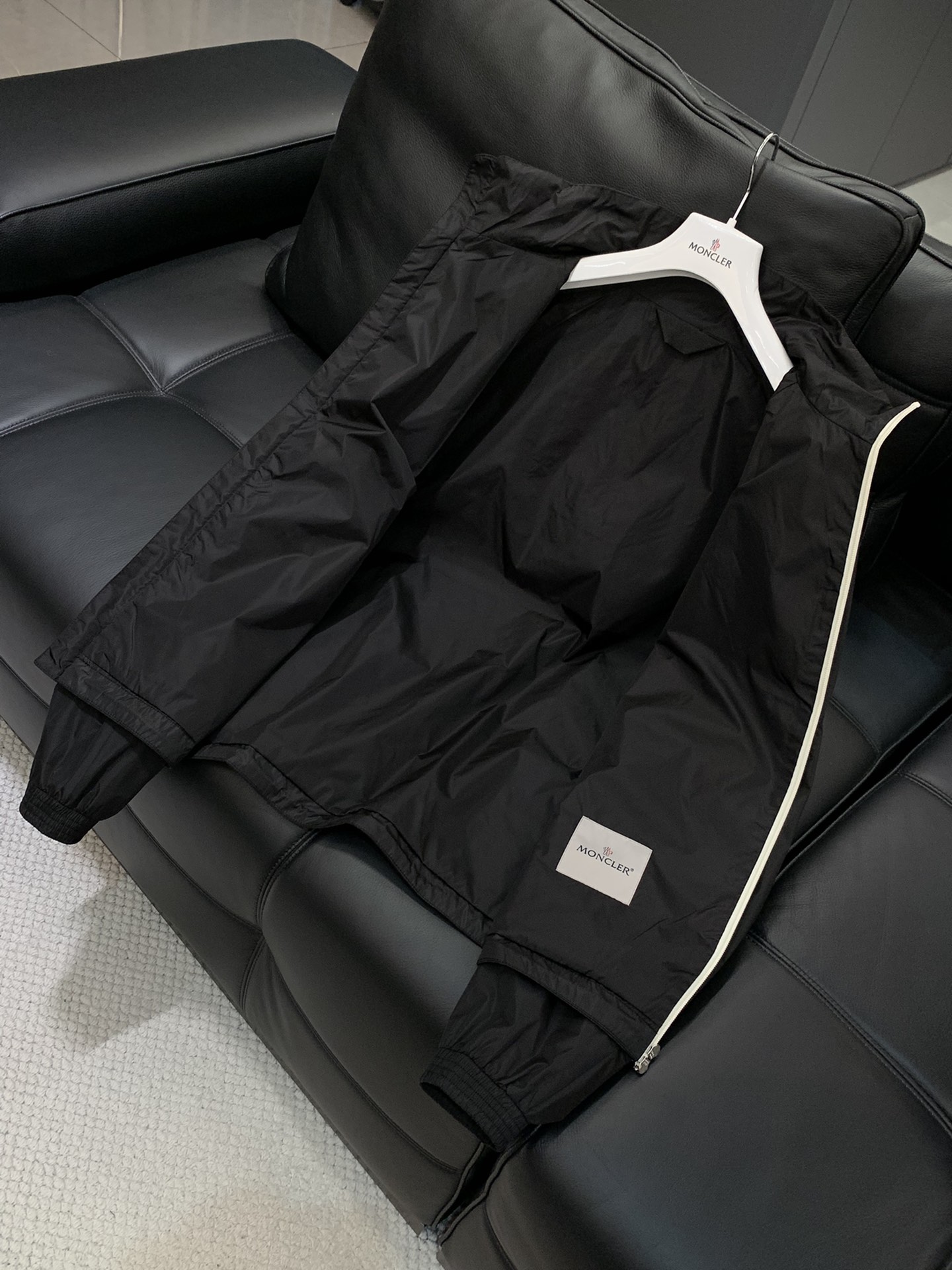 ，Moncler 蒙口，2025秋季最新品，专柜同步有售，原单狠货，时尚休闲连帽外套，上身舒适！吸睛而有