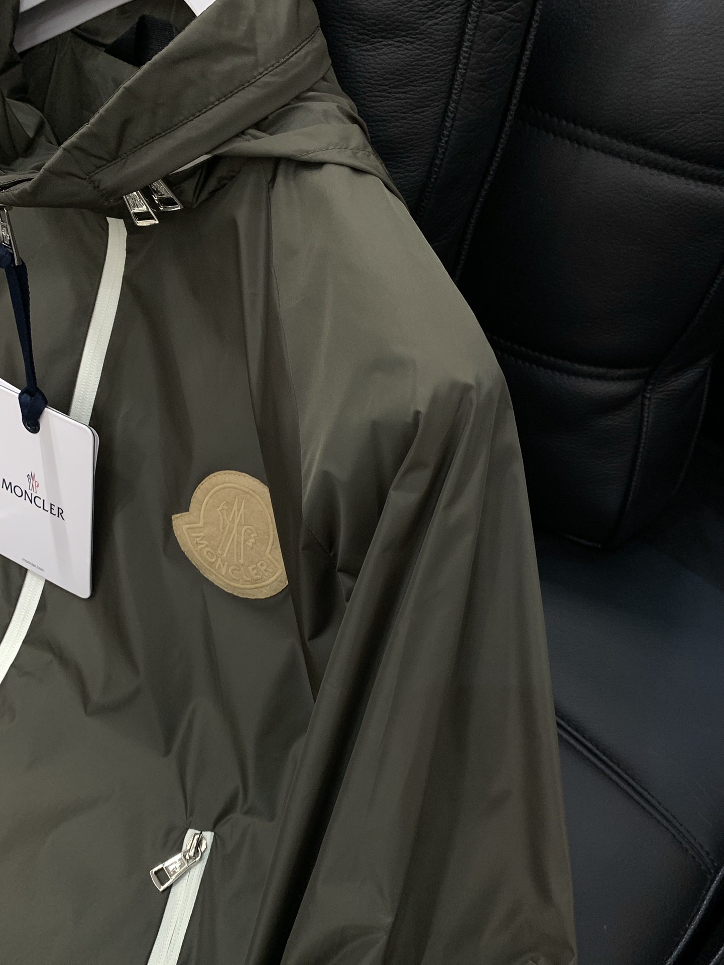 ，Moncler 蒙口，2025秋季最新品，专柜同步有售，原单狠货，时尚休闲连帽外套，上身舒适！吸睛而有