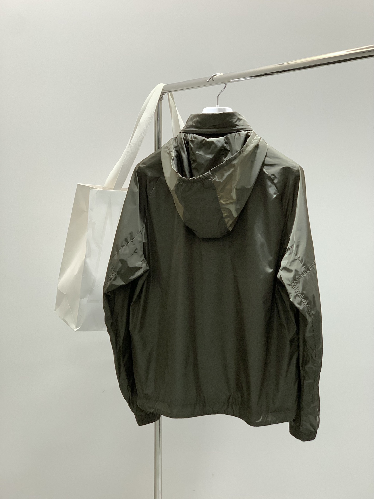 ，Moncler 蒙口，2025秋季最新品，专柜同步有售，原单狠货，时尚休闲连帽外套，上身舒适！吸睛而有