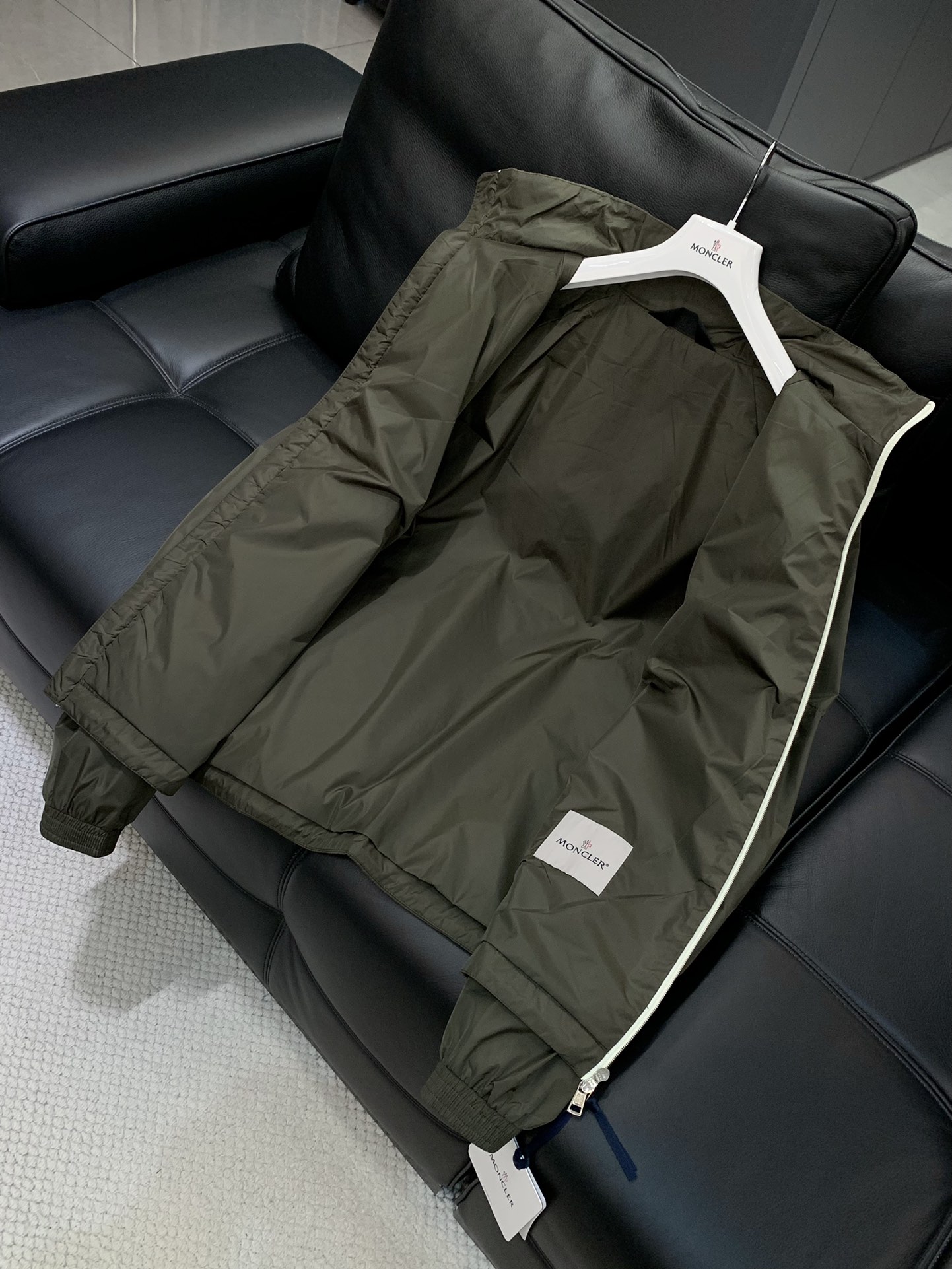 ，Moncler 蒙口，2025秋季最新品，专柜同步有售，原单狠货，时尚休闲连帽外套，上身舒适！吸睛而有