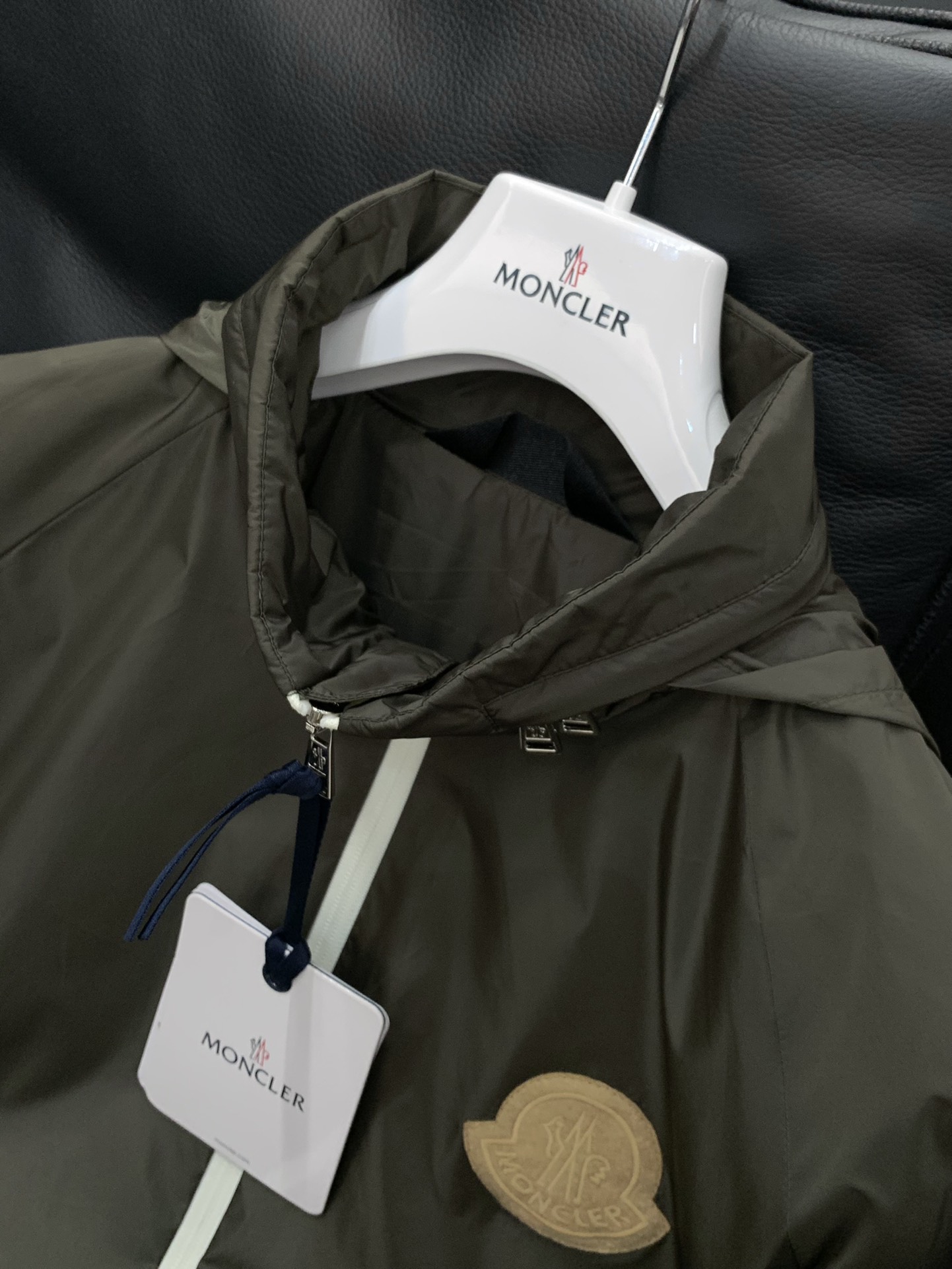 ，Moncler 蒙口，2025秋季最新品，专柜同步有售，原单狠货，时尚休闲连帽外套，上身舒适！吸睛而有