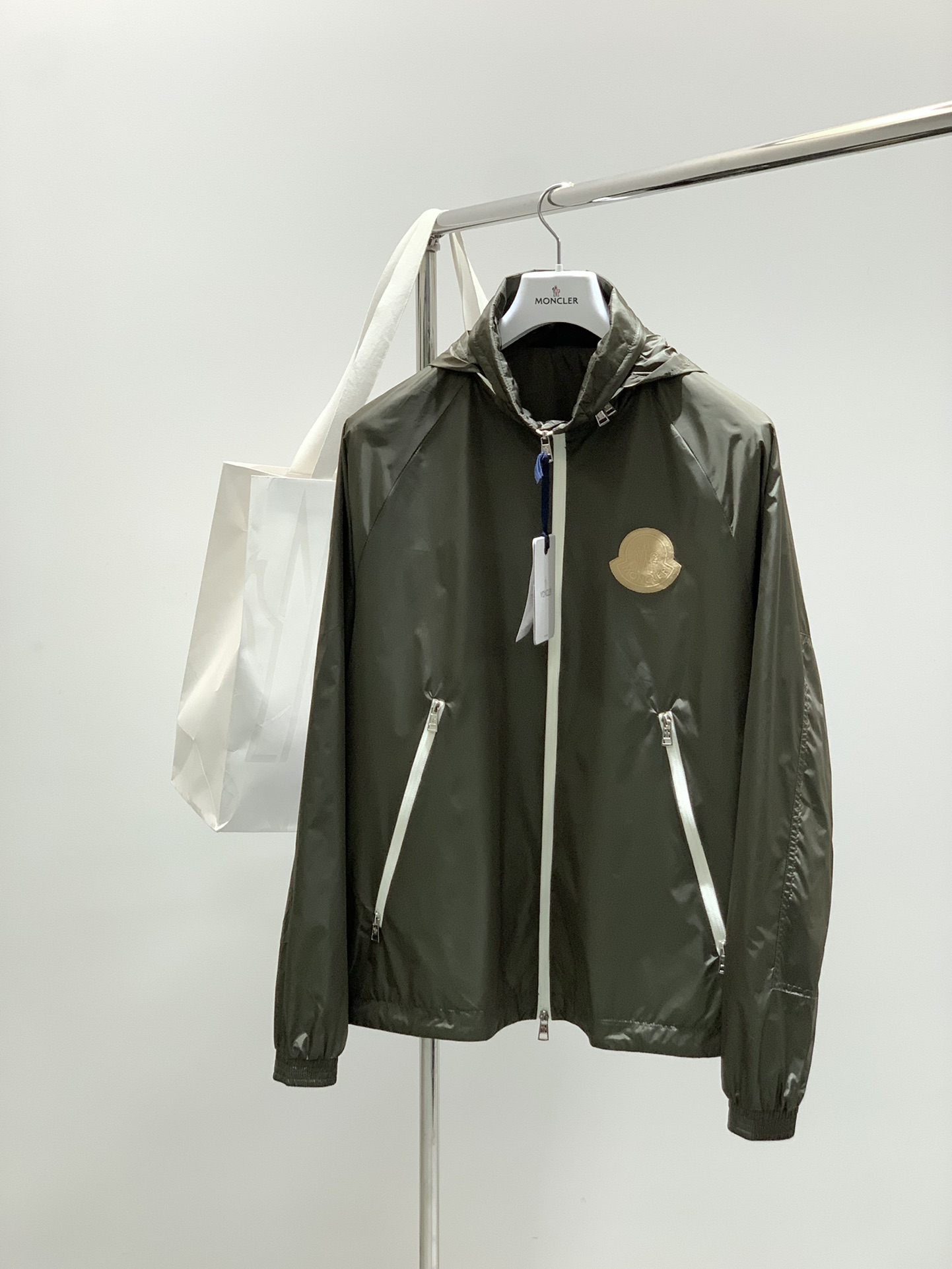 ，Moncler 蒙口，2025秋季最新品，专柜同步有售，原单狠货，时尚休闲连帽外套，上身舒适！吸睛而有