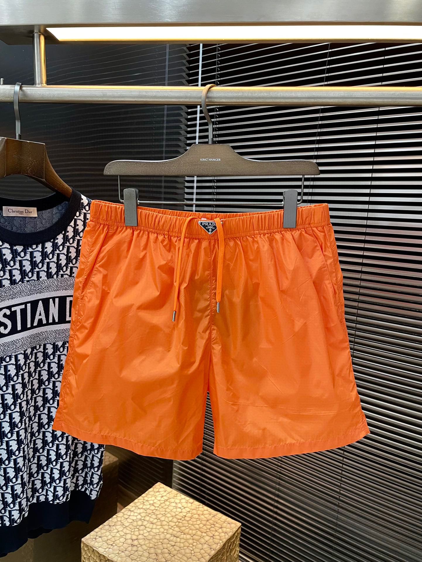 NO:511571,P PRADA- (Prada) spring and summer hot 6-color waist triangular nylon beach shorts. This shorts are made of high-quality fabrics, soft and comfortable to touch, and have good breathability. They are suitable for wearing in all occasions. Simple design: solid color design, simple and elegant, and black is more stable and versatile, suitable for various styles. Elastic waist design: Elastic waist design, easy to put on and take off, adapt to different figures, and provide excellent wearing comfort. Straight-piece style: classic straight-piece style design, modifying the legs, making it more upright and stylish. Brand texture: The details show the high-end quality of PRADA, the brand logo is low-key but luxurious, and enhances the overall temperament. Whether it is daily leisure, sports and fitness, or vacation travel, these shorts can be easily controlled. It is not only fashionable, but also practical, and is an indispensable item in your closet. Colors black, red, white, royal blue, orange  Military Green Number S M L XL,,prada,prada,shorts,alexander wang19860909P  PRADA-（普拉达）春夏爆款6色腰头三角标尼龙沙滩短裤,这款短裤采用优质面料,手感柔软舒适,透气性良好,适合各种场合穿着.设计简约:纯色设计,简洁大方,黑色更显得稳重且百搭,适合各种风格的搭配.松紧腰设计:松紧腰头设计,穿脱方便,适应不同身材,提供极佳的穿着舒适度.直筒版型:经典的直筒版型设计,修饰腿型,显得更加挺拔有型.品牌质感:细节之处彰显PRADA的高端品质,品牌标志低调而不失奢华,提升整体气质. 无论是日常休闲、运动健身还是度假旅行,这款短裤都能轻松驾驭.它不仅时尚,而且实用,是你衣橱中不可或缺的一件单品.颜色 黑色 红色 白色 宝蓝色 桔色 军绿色 码数 S M L XL,,prada,prada,shorts,alexander wang,Men's clothing