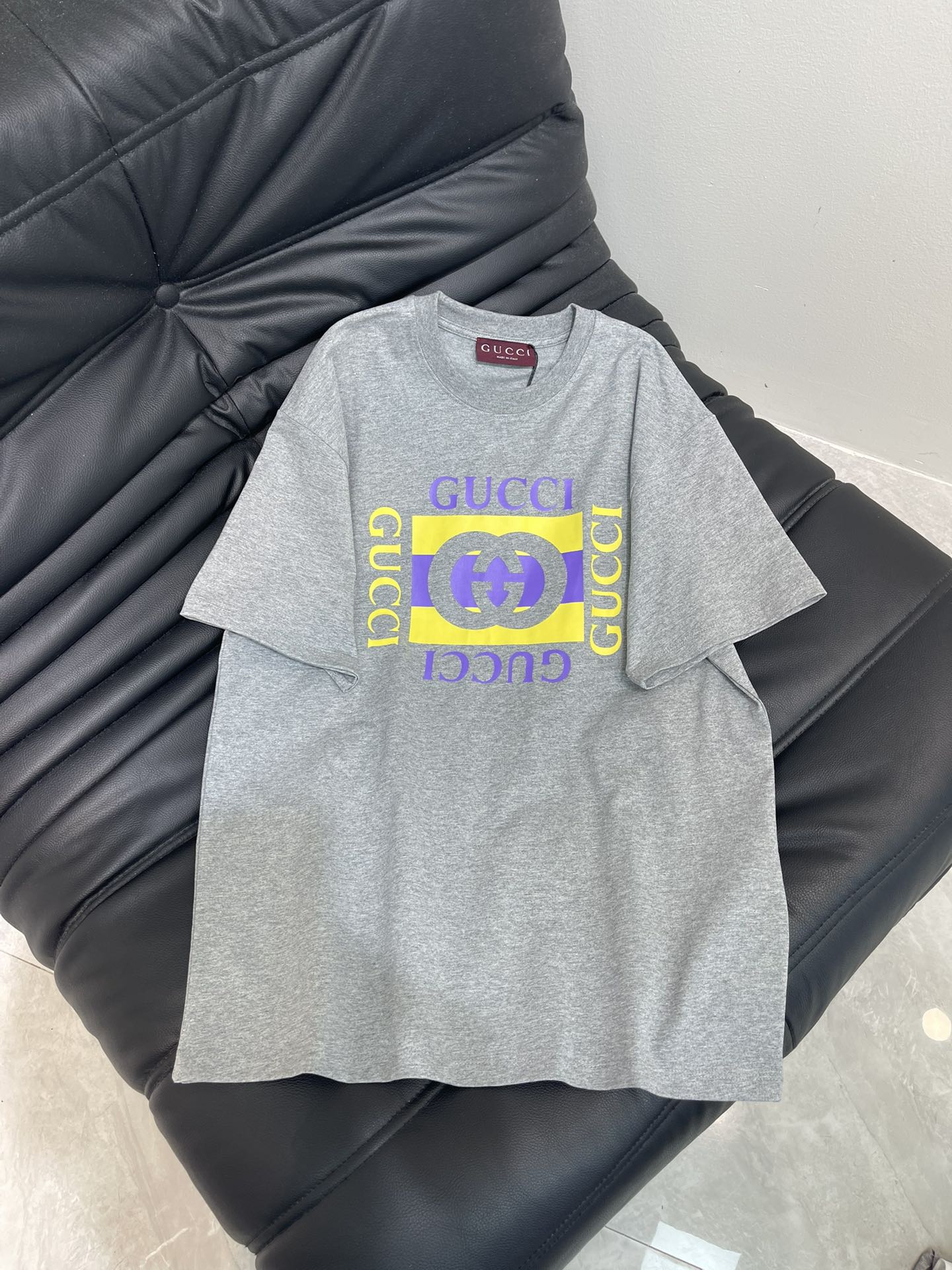 NO:469225,Gucc*25 early autumn new printed round neck short-sleeved T-shirt custom YB native cotton material breathable and comfortable, full texture. Regular short-sleeved T-shirt cut highlights the brand style. Made of gram-weight pure cotton, full of drape and presents a slim visual effect. YB development The whole garment restores a refreshing multi-layer bright yellow and crimson purple color scheme. The chest uses printing technology and contrasting colors to outline the three-dimensional brand letter logo pattern to enhance brand identity. Fashion and high-end feel immediately. Create a personal style. Fashionable and relaxed. The inner wear is brilliant and fashionable. SML, gucci, T-shirt,tees, t-shirt,alexander wang19860909Gucc*25早秋新款印花圆领短袖T恤 定制YB原生全棉材质 透气舒适 质感十足 常规短袖T恤裁剪 凸显品牌格调 采用克重纯棉制成 垂坠感十足 呈现显瘦视觉效果 YB开发 整件成衣还原出清爽多层次亮黄绛紫色配色 胸前利用印花工艺和撞色勾勒出立体风格的品牌字母徽标图案 加强品牌标识度 时尚高级感立现 打造个性风格 时髦松弛 单穿内搭都出彩时髦 SML,,gucci,T-shirt,tees，t-shirt,alexander wang,Women's clothing