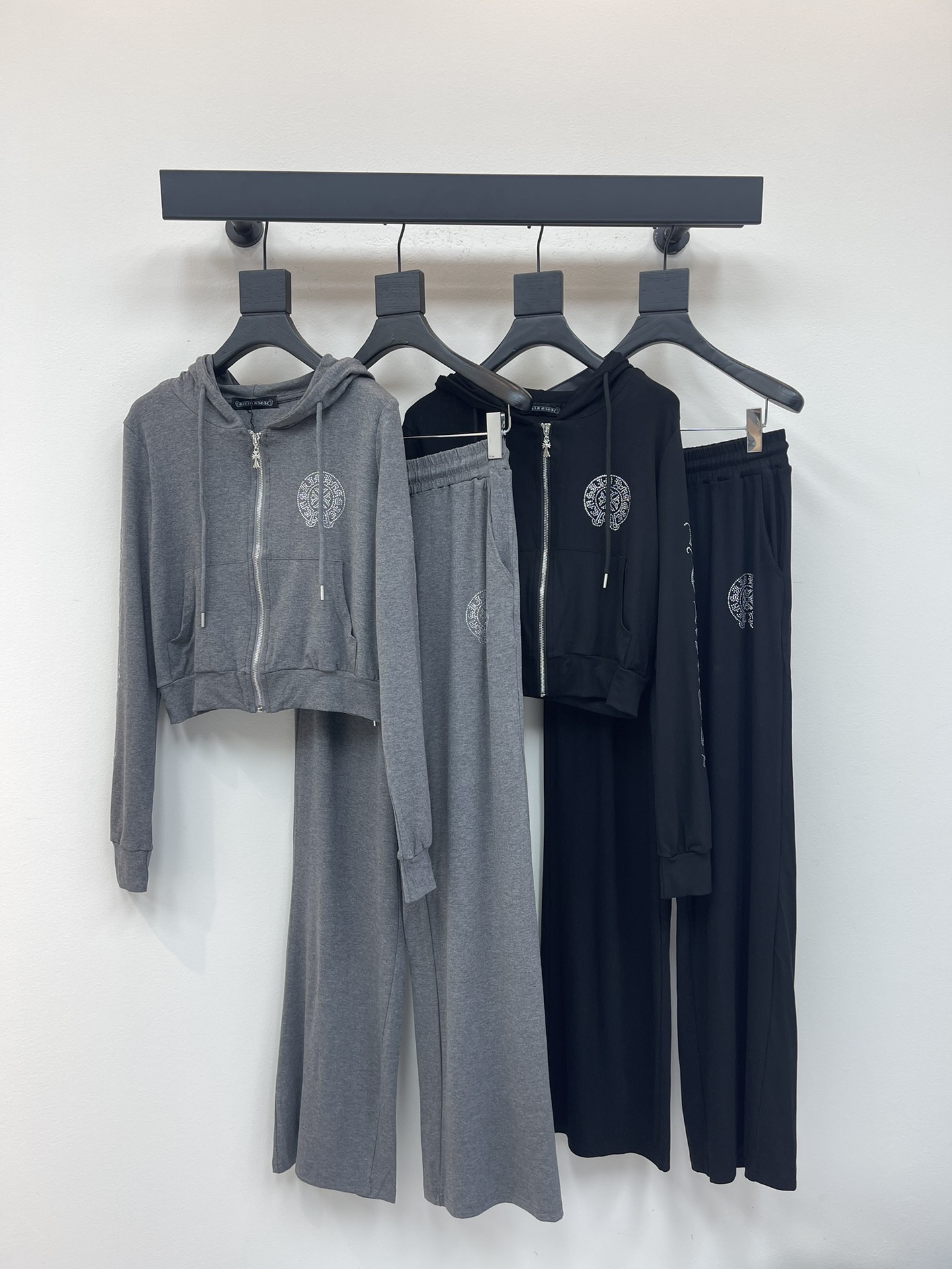 NO:471896,Chrome hear*ts25 early autumn new Croxin iron diamond jacket + elastic waist casual pants set!  Invincible and easy to wear, the whole set is eye-catching and worth Max!  Customized fabrics have super excellent texture [strong] Both the texture and comfort are perfect!  It has a high-end atmosphere!  The movie rate is very high!  A set of impeccable practicality and practical wearability must be arranged!  SML, chrome hearts, chrome hearts, jackets & coats, alexander wang19860909Chrome hear*ts25早秋新款克罗心烫钻外套＋松紧腰休闲裤套装！无敌好穿没有之一,整套搭配吸睛值Max！定制面料质感超绝[强]无论是质感还是舒适度都是满分！自带高级氛围感！ 随随便便都是出片率超高！实用性和实穿性都无可挑剔的一套 集美们 必须安排上 ！SML,,chrome hearts,chrome hearts,jackets & coats,alexander wang,Women's clothing