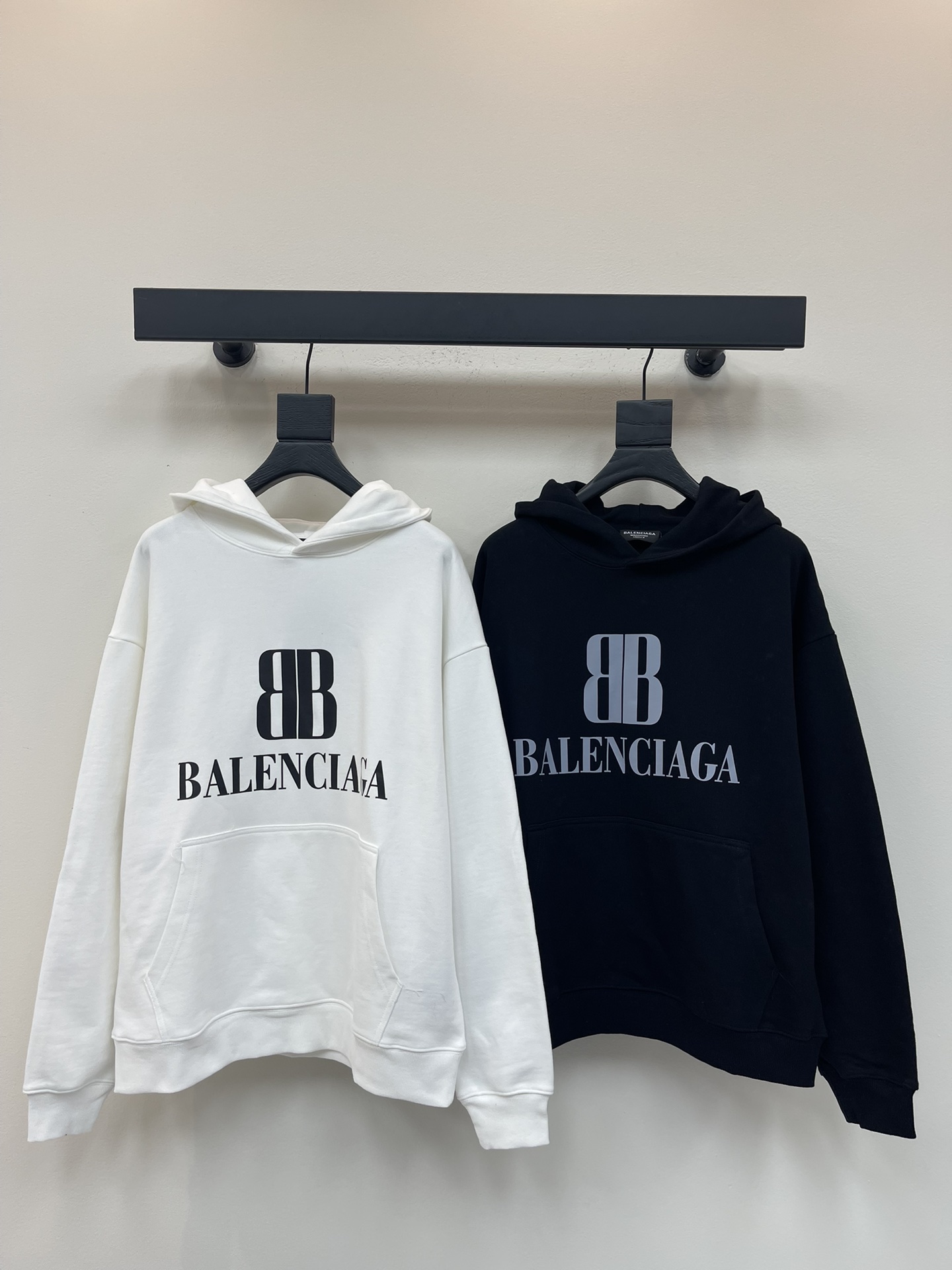 NO:471921,Balenciag*25 early autumn new printed hooded drawstring sweatshirt. Made of high-weight pure cotton sweatshirt fabric, the fabric feels thick and has a certain sense of self-weight. The dense and rough terry texture at the bottom is extremely close to the body and skin-friendly and warm, and you can't feel any thorn discomfort!  The color on the front chest is clear, the logo is added to the obvious logo, and the lines are smooth and smooth, and it cannot be deformed. This model is designed based on the classic and concise and clear to show the brand's luxury identity!  The same style for men and women!  S-XL, balenciaga, hoodie, sweatshirts, hats, alexander wang19860909Balenciag*25早秋新款印花连帽抽绳卫衣.采用高克重纯棉卫衣面料制成,面料手感厚实且有一定的自重感,底部绵密粗犷的毛圈肌理,贴身亲肤保暖性极佳,丝毫感受不到任何扎刺不适感！前胸上色彩清晰,添加logo明显标志,线条光滑流畅水洗不脱落变形.这款在经典的基础上设计 简洁明了的展现出品牌高奢身份！男女同款！S-XL,,balenciaga,hoodie,sweatshirts,hats,alexander wang,Women's clothing