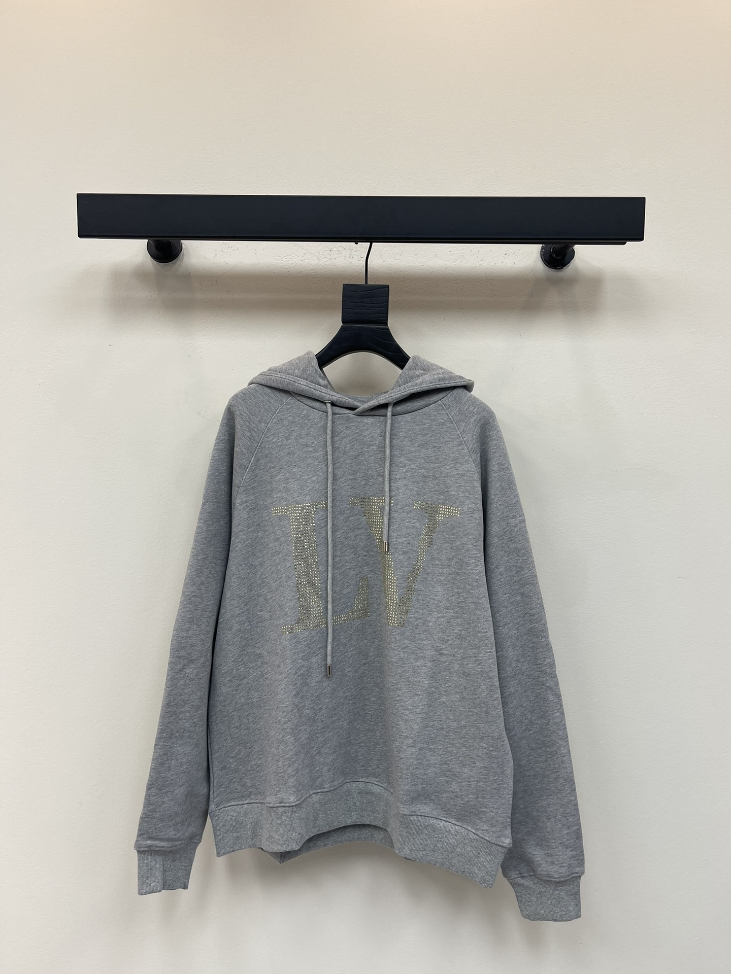 NO:471926,Louis Vuitto*25 early autumn new ironing hooded drawstring sweatshirt. It is made of high-weight pure cotton sweatshirt fabric. The fabric feels thick and has a certain sense of self-weight. The dense and rough terry texture at the bottom is very close to the body and skin-friendly and warm, and you can't feel any thorn discomfort!  The color on the front chest is clear, the logo is added to the obvious logo, and the lines are smooth and smooth, and it cannot be deformed. This model is designed based on the classic and concise and clear to show the brand's luxury identity!  The same style for men and women!  S-XL, louis vuitton, hoodie, sweatshirts, hats, alexander wang19860909Louis Vuitto*25早秋新款烫钻连帽抽绳卫衣.采用高克重纯棉卫衣面料制成,面料手感厚实且有一定的自重感,底部绵密粗犷的毛圈肌理,贴身亲肤保暖性极佳,丝毫感受不到任何扎刺不适感！前胸上色彩清晰,添加logo明显标志,线条光滑流畅水洗不脱落变形.这款在经典的基础上设计 简洁明了的展现出品牌高奢身份！男女同款！S-XL,,louis vuitton,hoodie,sweatshirts,hats,alexander wang,Women's clothing