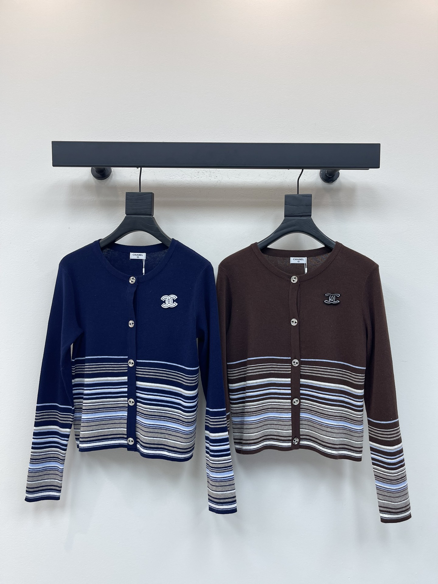 NO:470857,Chane*25 early autumn new small fragrance color striped contrasting metal button round neck knitted cardigan, double C embroidered logo on the chest, simple and elegant, regular style, fashionable and slimming, easy to control when traveling or gatherings!  SML, chanel,alexander wang19860909Chane*25早秋新款小香彩色条纹撞色金属扣圆领针织开衫 胸前双C刺绣logo 简约大方 常规版型 时髦显瘦 日常出行或聚会轻松驾驭！SML,,chanel,alexander wang,Women's clothing