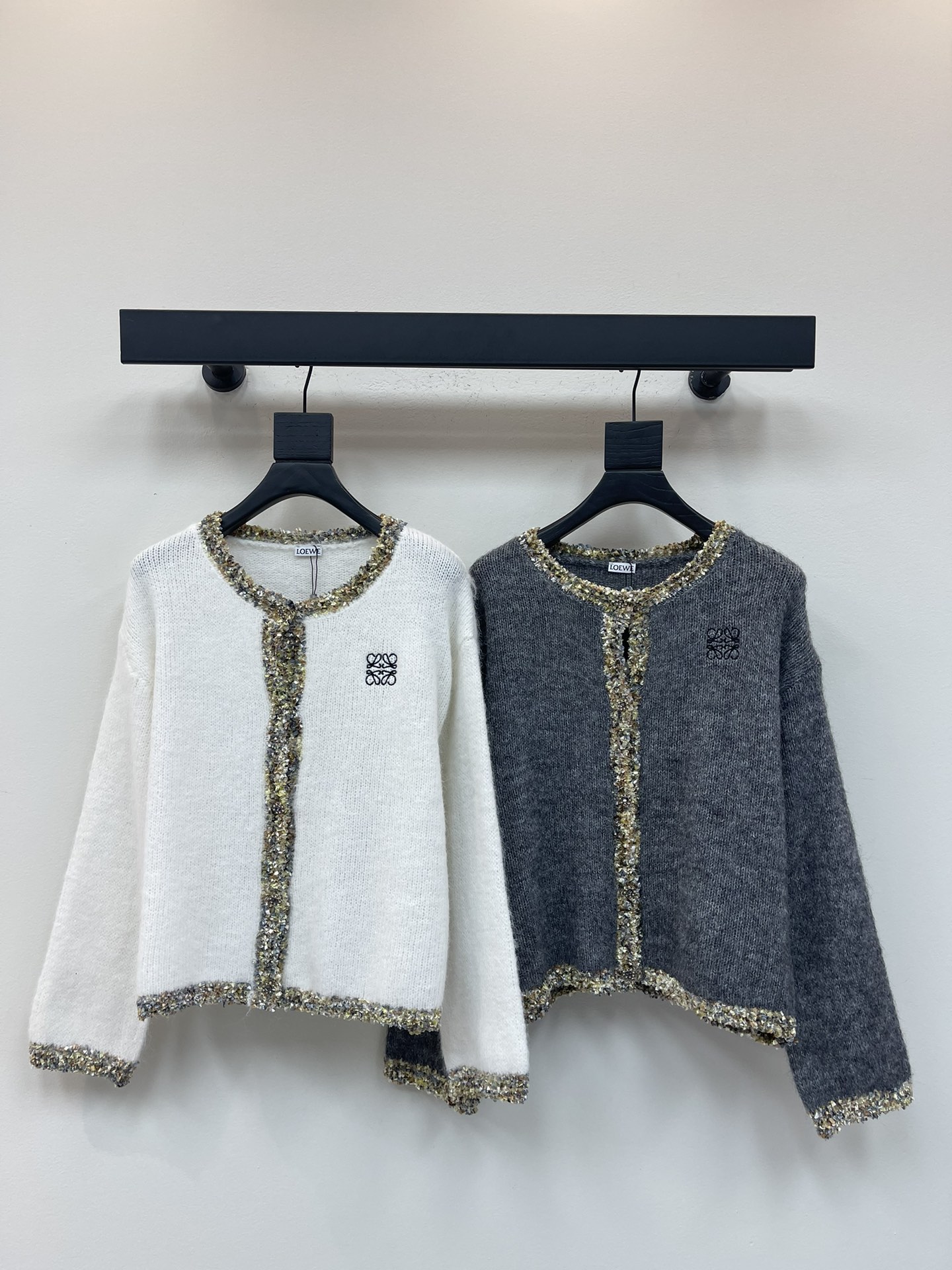 NO:470848,LOEW*25 early autumn new knitted cardigan with gold-edged neckline cuffs, super elegant and versatile style, totem logo embellishment on the chest, highlighting the brand's high-end style, fashionable and fashionable!  SML, loewe,alexander wang19860909LOEW*25早秋新款针织开衫 领口袖口镶金边设计 超级显气质 百搭款式 胸前位置图腾徽标点缀 彰显品牌高级格调 时髦洋气！SML,,loewe,alexander wang,Women's clothing