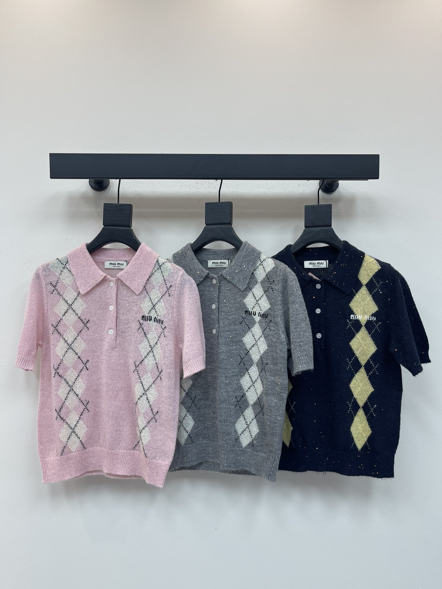 NO:469231,Miumi*25 early autumn new diamond-contrast bead sheet knitted short sleeves Customized YB wool mohair yarn fabric, fine density knitted, clear wool texture, comfortable and skin-friendly Lapel straight shoulder knitted short sleeve cut from both sides of the shoulder to the hem of the clothes positioned and distributed multi-color diamond-shaped bead sheet interlaced pattern Leader's hem threads are edging, elastic, rich color matching, clear layers, button half-pallet style to accommodate body, fashionable outfit SML, miumiu, T-shirt, alexander wang19860909Miumi*25早秋新款菱格撞色珠片针织短袖 定制YB羊毛马海毛纱线织造 密度细针织造 清晰毛感肌理 舒适亲肤 翻领正肩针织短袖剪裁 自肩膀两侧向衣摆 定位分布多色菱格珠片交错图案 领袖口衣摆螺纹收边 弹力十足 配色丰富 层次分明 纽扣半开襟版型包容身材 穿搭减龄时髦 SML,,miumiu,T-shirt,alexander wang,Women's clothing