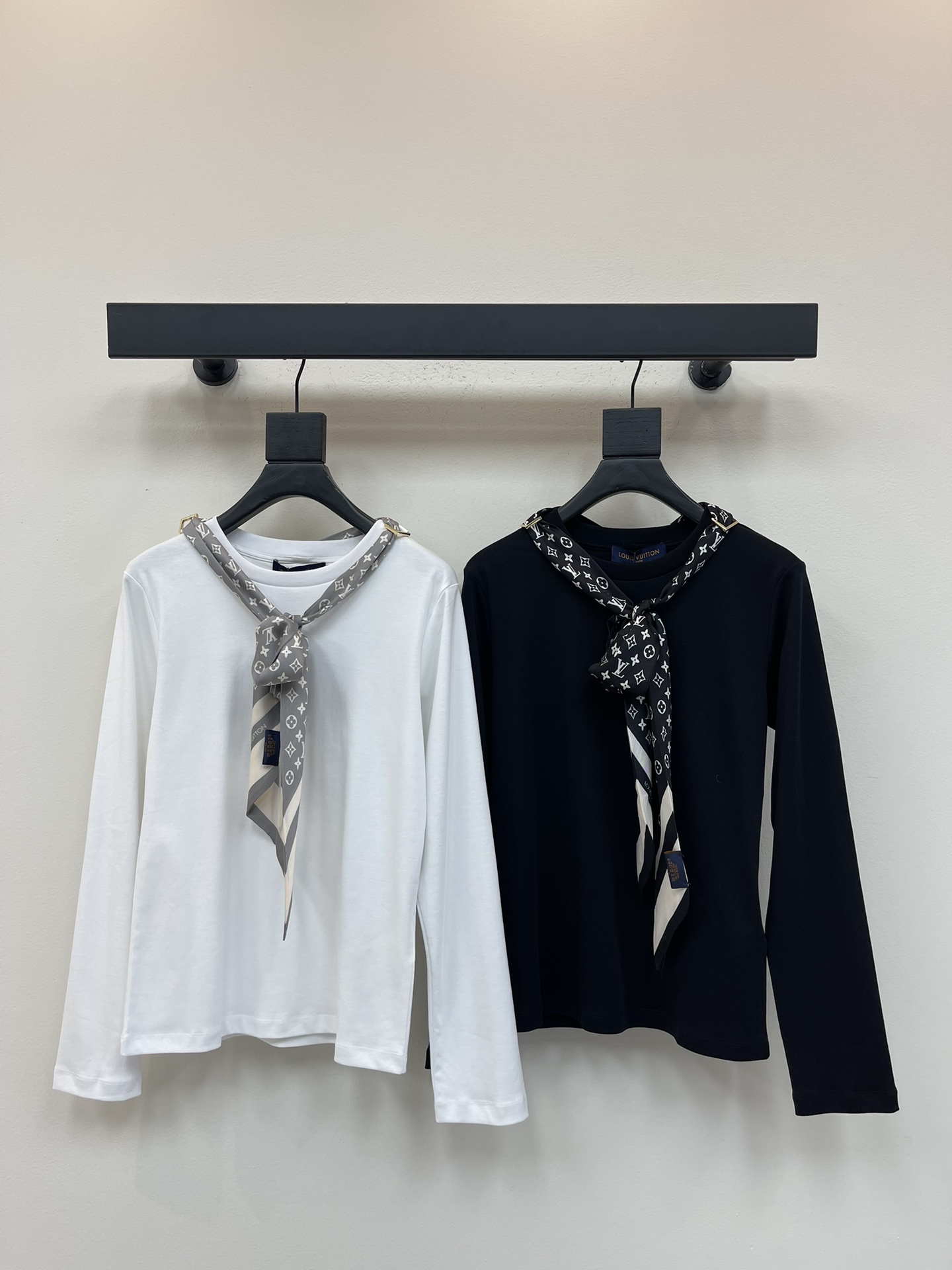 NO:469251,Louis Vuitto*25 early autumn new scarf long-sleeved top custom YB twill cotton material comfortable and delicate texture and breathable. Round neck long-sleeved top style. Regular style cut neat and slim fit. Variety color is versatile and durable. Symmetric perforated on the neck edge. Decorated with scarf. The cosone-sleeved gameplay is more fashionable. Combined with the letter logo of the four-leaf clover, the old money is full of fashionable style. It shows the high-end style. The upper body is easy to wear and express the fashionable and high-end sense. SML,,louis vuitton,alexander wang19860909Louis Vuitto*25早秋新款丝巾长袖上衣 定制YB斜纹全棉材质 质感舒适细腻 透气十足 圆领长袖上衣版型 常规版型裁剪 利落修身 通体素色百搭耐看 领边对称穿孔 以丝巾穿过装饰 可松可系玩法更时髦 配合四叶草字母徽标 老钱时髦感十足 彰显高级格调 上身轻松穿搭出洋气高级感 SML,,louis vuitton,alexander wang,Women's clothing