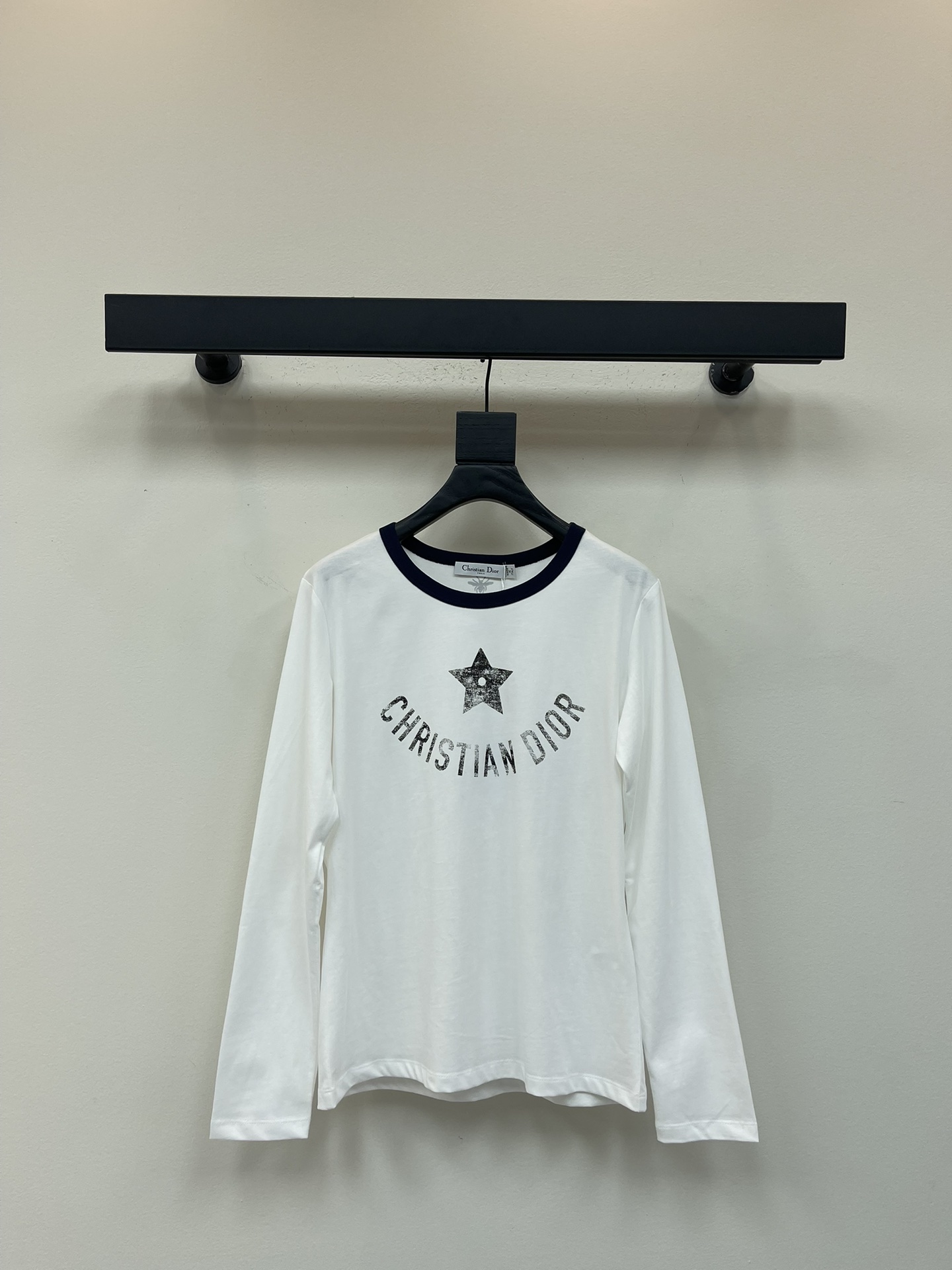 NO:469244,Dio*25 early autumn new round neck old letter long-sleeved top Customized YB twill cotton material Comfortable texture and easy to wear Round neck long-sleeved top cut with full letter logo and five-pointed star pattern CD decoration on the chest, grinding flowers add playfulness to add regular fitting style, full body vitality, refreshing and age-reducing, preferred for internal wear and external wear in autumn and winter SML, dior, alexander wang19860909Dio*25早秋新款圆领做旧字母长袖上衣 定制YB斜纹全棉材质 质感舒适 弹力好穿 圆领长袖上衣裁剪 胸前点缀完整字母徽标和五角星图案CD装饰 磨花做旧增添俏皮感 常规合身版型 上身尽显活力 清爽减龄 秋冬内搭外穿首选 SML,,dior,alexander wang,Women's clothing