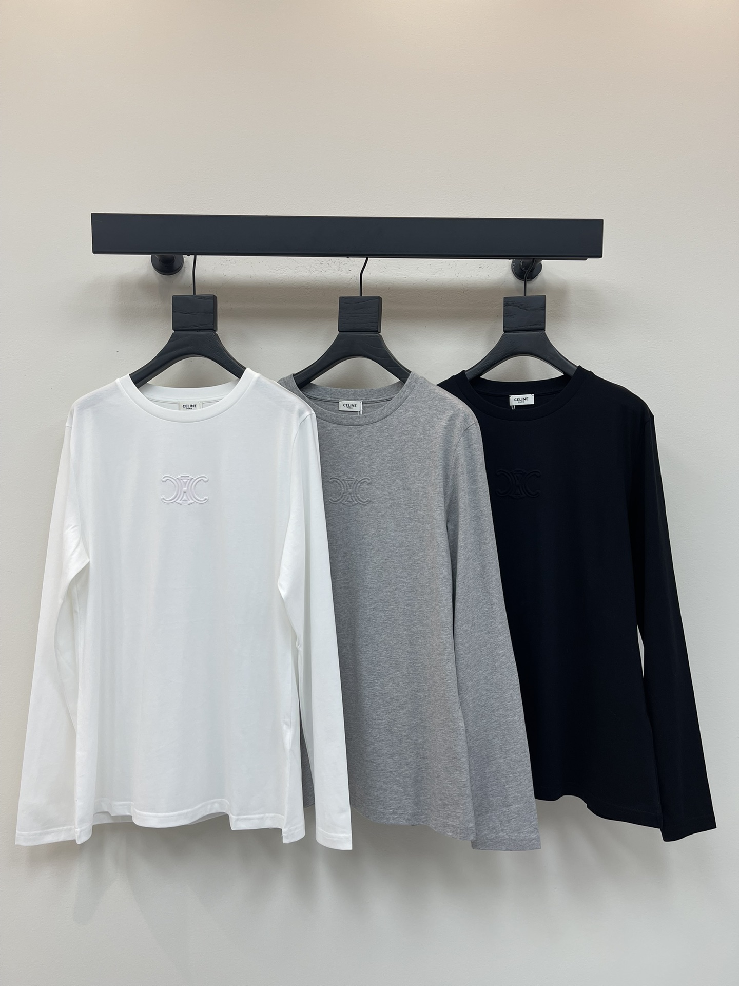 NO:470884,Celin*25 early autumn new round neck embossed logo long-sleeved top Customized YB twill cotton material Comfortable texture Easy to wear Round neck long-sleeved top cut Regular fit style Fully vibrant upper body refreshing and age-reducing The first choice for inner wear and outer wear in autumn and winter SML, celine, alexander wang19860909Celin*25早秋新款圆领压印logo长袖上衣 定制YB斜纹全棉材质 质感舒适 弹力好穿 圆领长袖上衣剪裁 常规合身版型 上身尽显活力 清爽减龄 秋冬内搭外穿首选 SML,,celine,alexander wang,Women's clothing