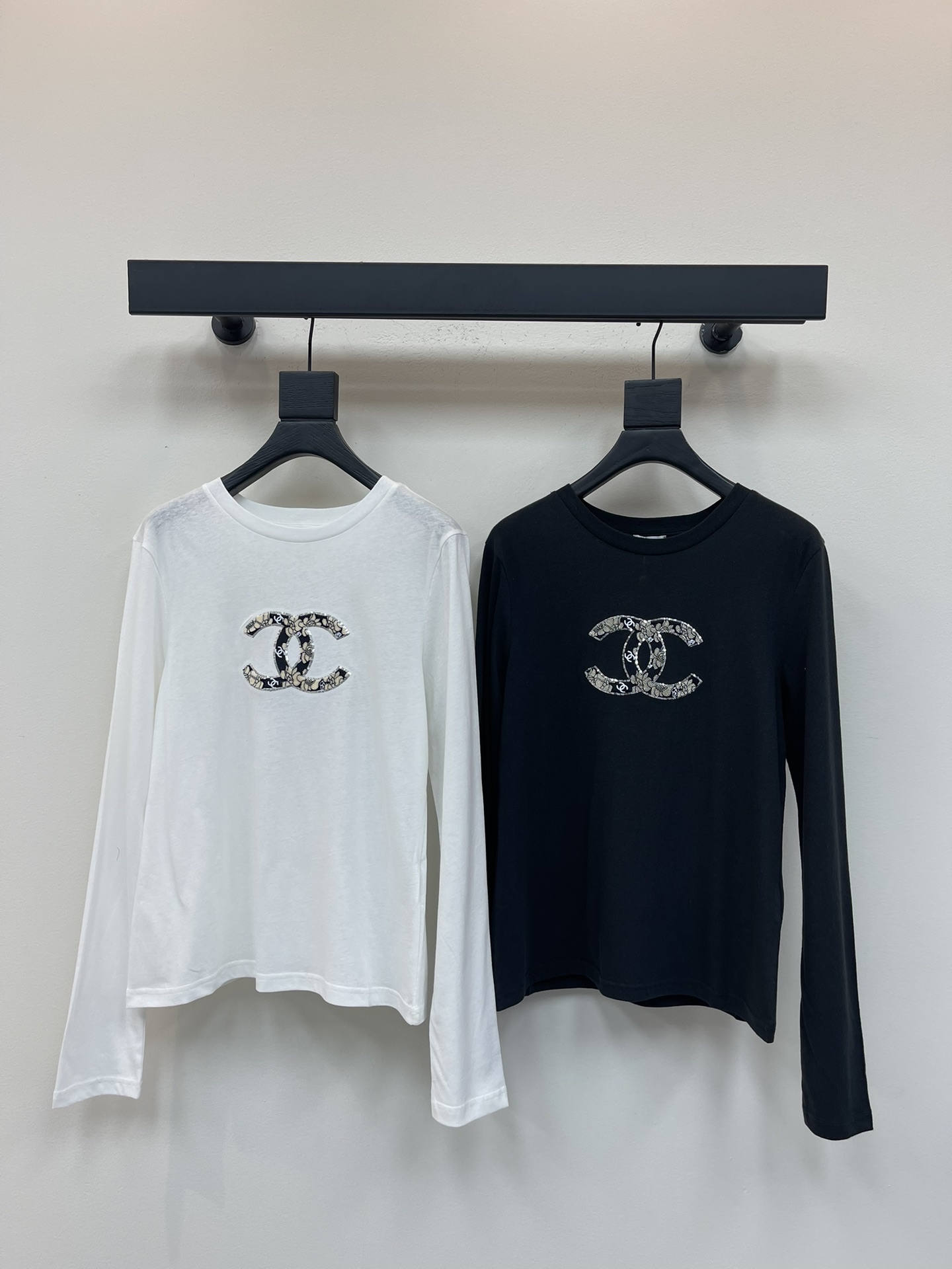 NO:469238,Chane*25 early autumn new round neck bead embroidered long sleeve base, customized YB twill cotton material, delicate texture, comfortable and elastic outfit, slim round neck base top cut, presenting a slim visual effect, embroidered on the whole garment chest outlines the double C logo, florals and letters interspersed inside to enhance the brand identity again, fashionable and high-end feel immediately created, creating a personal style, fashionable and relaxed, and the inner wear is brilliant and fashionable SML, chanel, alexander wang19860909Chane*25早秋新款圆领订珠刺绣长袖打底 定制YB斜纹全棉材质 质感细腻 穿搭舒适弹力 修身圆领打底上衣裁剪 呈现修身显瘦视觉效果 整件成衣胸前刺绣勾勒出双C徽标 内里碎花穿插字母 再度加强品牌标识度 时尚高级感立现 打造个性风格 时髦松弛 单穿内搭都出彩时髦 SML,,chanel,alexander wang,Women's clothing