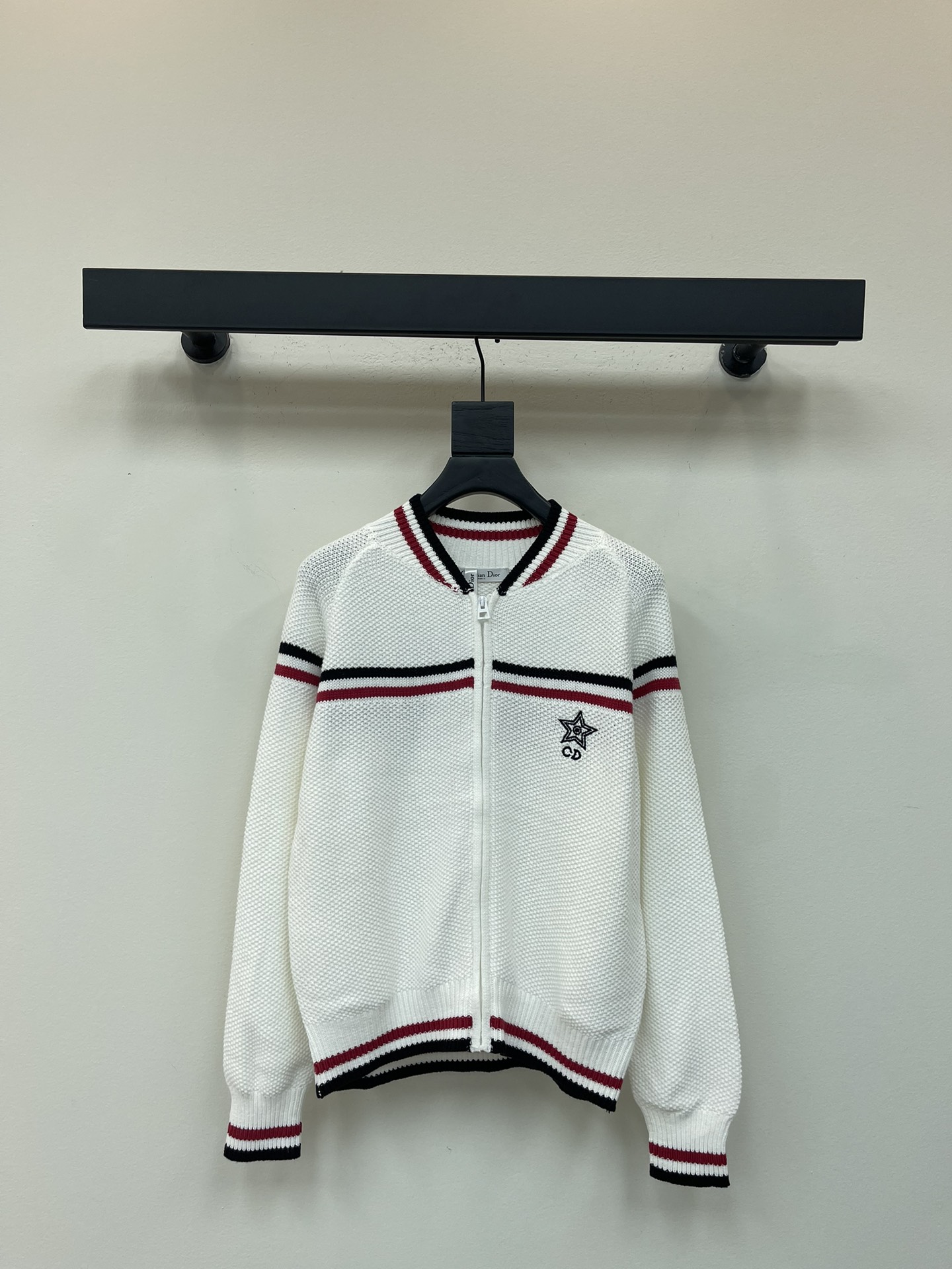 NO:471936,Dio*25 new tennis series technology zipper knit cardigan jacket. This cardigan comes from D's Vibe limited series to reinterpret the classic logo of sports style, highlighting the spirit of high order. The regular style, the collar and cuffs are paired with three-color striped trim, and the front is decorated with CD logo and star embroidery, which makes it more exquisite. Combining elegant temperament with the aesthetic style of sports clothing can be matched with other items in the Dio* Vibe limited series to create a delicate look. The chest is decorated with CD logo and classic star embroidery!  SML,,dior,dior,jackets & coats,alexander wang19860909Dio*25新款网球系列科技拉链针织开衫外套.这款开衫来自 D家Vibe 限定系列重新诠释运动风格经典标识,彰显高订精神.常规版型,衣领和袖口搭配三色条纹饰边,正面饰以CD标志和星星刺绣,更显精致将高雅气质与运动服饰的美学风格相结合可与 Dio* Vibe 限定系列的其他单品搭配穿着,打造精致的造型.胸前饰以 CD 标志和经典星星刺绣！SML,,dior,dior,jackets & coats,alexander wang,Women's clothing