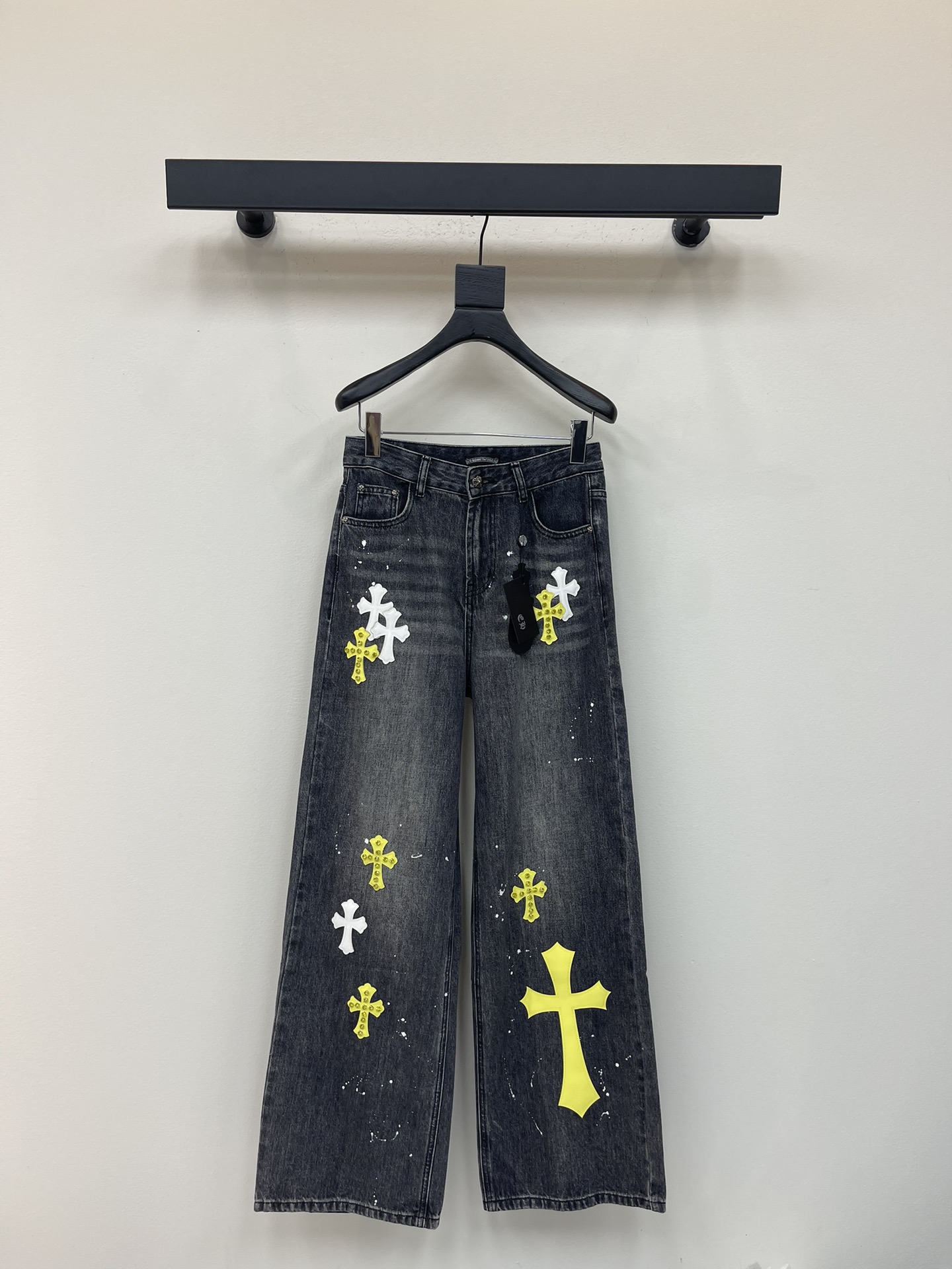 NO:471938,Chrome Heart* Croxin Heavy Industry's new cross straight jeans, the king of the year, the blessing of multiple heavy craftsmanship, artificial ink, special embroidered nail diamonds, pure cotton fabric, the soft fabric on the upper body is very comfortable to wear, the front and back ink cross logo nail diamond design highlights the brand tone, the high waist wide-leg style is super beautiful, it looks slimming and covering the flesh slightly mopping the floor, the street style is full, the light gray autumn and winter is very white and the legs are long and versatile, the classic custom hardware accessories are customized. The color is light gray SML, Chrome hearts, chrome hearts, jeans, alexander wang19860909Chrome Heart*克罗心重工新款十字架直筒牛仔裤,年度十字架裤王,多重重工工艺加持,人工点墨,特种绣钉钻,采用纯棉的面料,上身柔软面料穿起来非常舒适,前后点墨十字架logo钉钻设计彰显品牌调性,高腰阔腿版型超好看显瘦遮肉略带拖地,街头风格拉满,浅灰色秋冬非常显白显腿长百搭经典款定制五金配件. 颜色浅灰 尺码SML,,chrome hearts,chrome hearts,jeans,alexander wang,Women's clothing