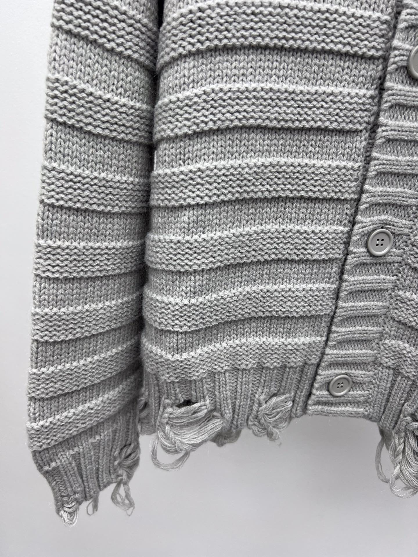 Maison margiel*破洞毛衣开衫秋冬新款条纹灰色开衫选用羊毛混纺面料材质经典v领宽松大版型剪裁