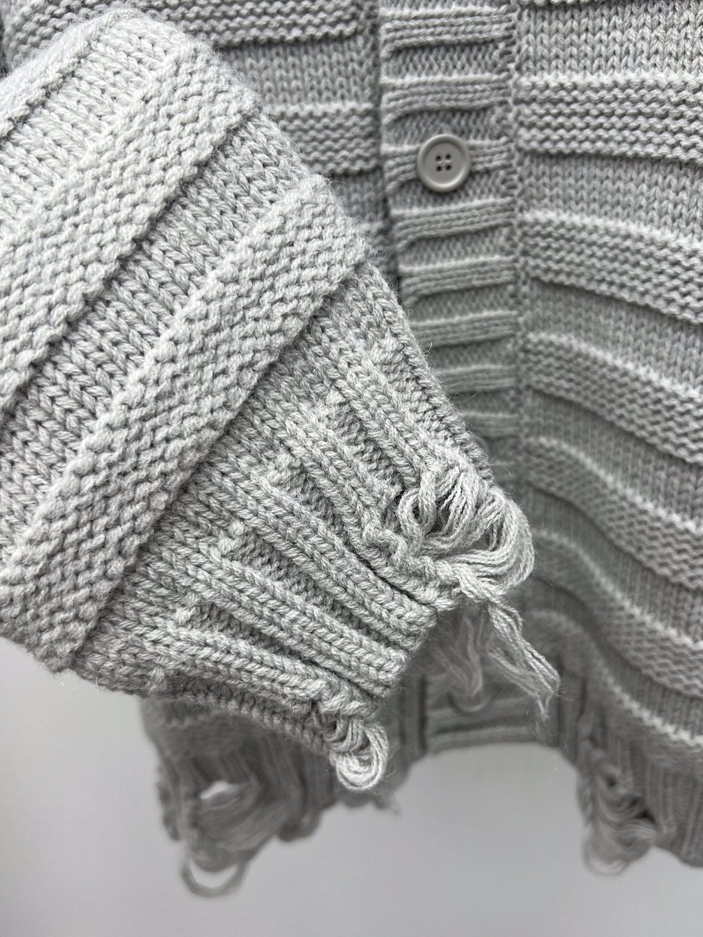 Maison margiel*破洞毛衣开衫秋冬新款条纹灰色开衫选用羊毛混纺面料材质经典v领宽松大版型剪裁