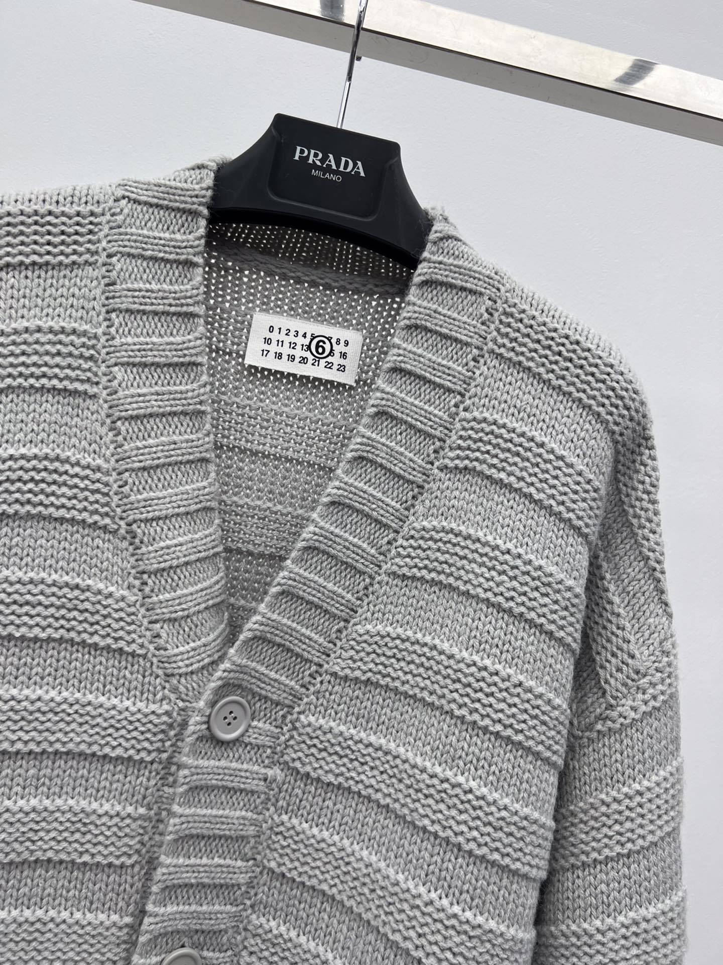 Maison margiel*破洞毛衣开衫秋冬新款条纹灰色开衫选用羊毛混纺面料材质经典v领宽松大版型剪裁