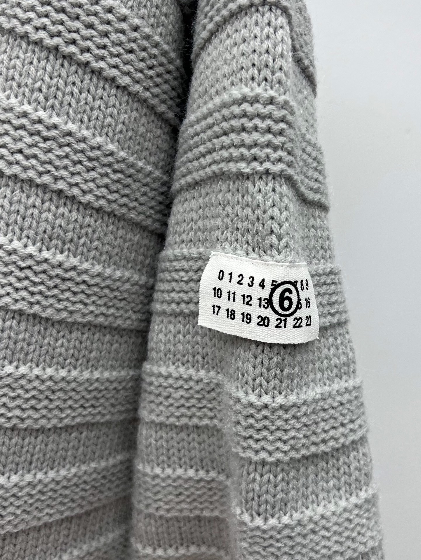 Maison margiel*破洞毛衣开衫秋冬新款条纹灰色开衫选用羊毛混纺面料材质经典v领宽松大版型剪裁