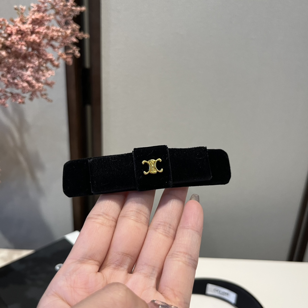 🆕


Celine赛琳发夹 官方款