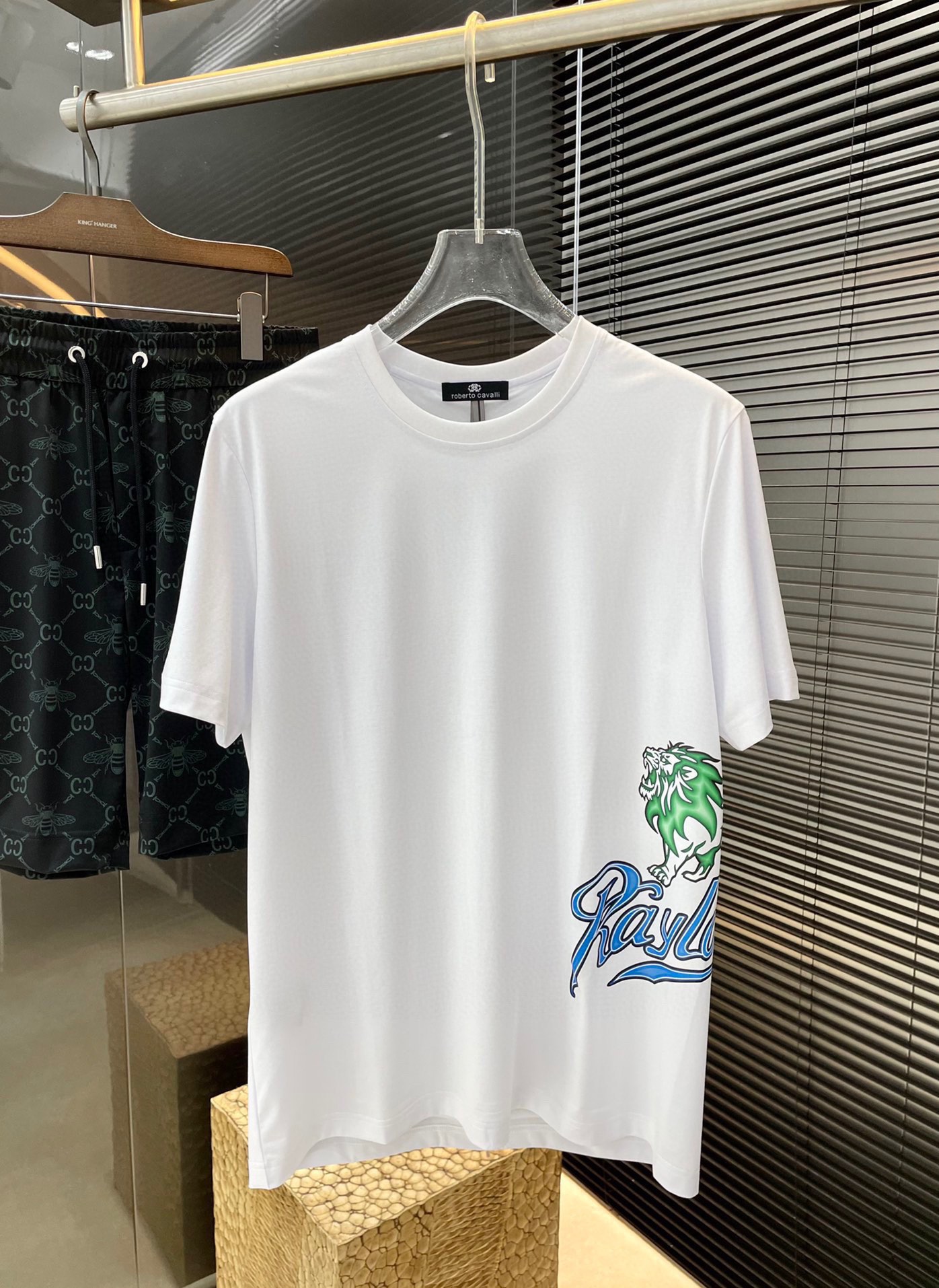 NO:511579,P Cavalli- (Cavalli) series VIP high-end customization, new short-sleeved spring and summer style, versatile style, anyone can easily control the fabric, fully customized craftsmanship, high-quality first-class LAISE soft cotton fabric, the fabric feels soft, comfortable and soft on the upper body, the simple style is very classy, ​​simple and unique, the slightly wide version is very exquisite, showing the aura, and highlighting the leisure and exquisiteness of men!  Size M-3XL, T-shirt,alexander wang19860909P  Cavalli-（卡瓦利）系列 VIP高级定制 春夏季新款短袖 百搭款式 任何人都可以轻松驾驭 面料全订制工艺 高定一等品莱赛尔柔爽棉面料 面料手感柔软,上身舒适柔软 简约的款式非常显档次,简约个性时尚,微阔版型剪裁非常精致,显气场,又会凸显男士休闲的精致！尺码 M-3XL,,T-shirt,alexander wang,Men's clothing