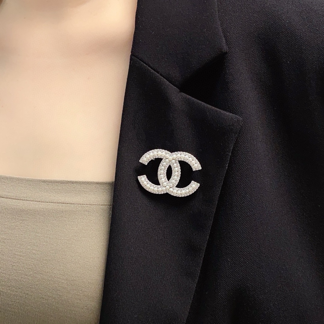 NO:378121,CHANEL Xiaoxiang The new counter full diamond paired with Xiaomi pearl Chanel brooch is the most familiar jewelry. Women who devote all their efforts to be themselves often cherish the meaning of the brooch more. Ms. Chanel pinned the brooch on the hat and told those fashionable ladies who imitated her [breasts are very practical, they can be pinned on the suit collar, pocket, hat, belt or evening dress, jewelry boutique, chanel, chanel, business suit, brooch, breastpin, hats19860909CHANEL小香 专柜新款满钻搭配小米珍珠香奈儿胸针,是最懂女人的饰物.那些倾注了全部心血去做自己的女人,往往更珍惜胸针的意义.香奈儿女士把胸针别在帽子上,并告诉那些模仿她的时髦女士们[胸针可是非常实用,它可以别在西装领上、口袋上、帽子上、腰带上或者是晚礼服上,饰品精品,chanel,chanel,business suit,brooch，breastpin,hats,Jewelry