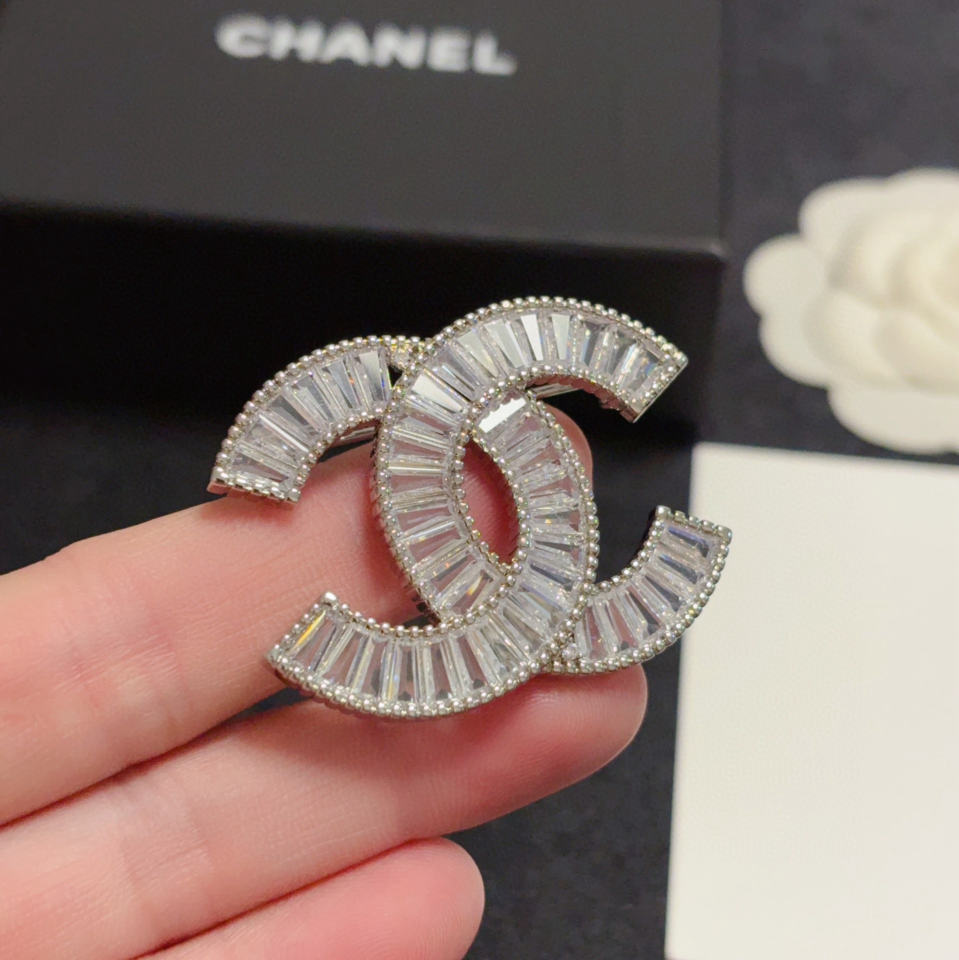 NO:378130,CHANEL Xiaoxiang The latest high-end silver full diamond Chanel brooch is the jewelry that understands women the most. Women who devote all their efforts to be themselves often cherish the meaning of the brooch more. Ms. Chanel pinned the brooch on the hat and told those fashionable ladies who imitated her [breasts are very practical, they can be pinned on the suit collar, pocket, hat, belt or evening dress, jewelry boutique, chanel, chanel, business suit, brooch, breastpin, hats19860909CHANEL小香 最新款高版本银色满钻香奈儿胸针,是最懂女人的饰物.那些倾注了全部心血去做自己的女人,往往更珍惜胸针的意义.香奈儿女士把胸针别在帽子上,并告诉那些模仿她的时髦女士们[胸针可是非常实用,它可以别在西装领上、口袋上、帽子上、腰带上或者是晚礼服上,饰品精品,chanel,chanel,business suit,brooch，breastpin,hats,Jewelry