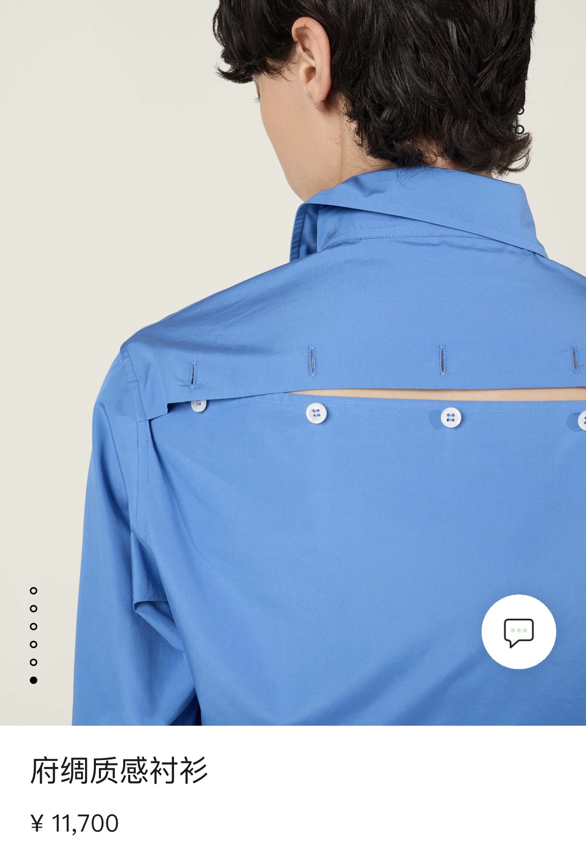 。MiuMiu 徽标刺绣衬衫
定制天丝棉交织纱衬衫料 柔滑细腻 舒适贴肤 一抹靛蓝晕染在衬衫之上 高贵而