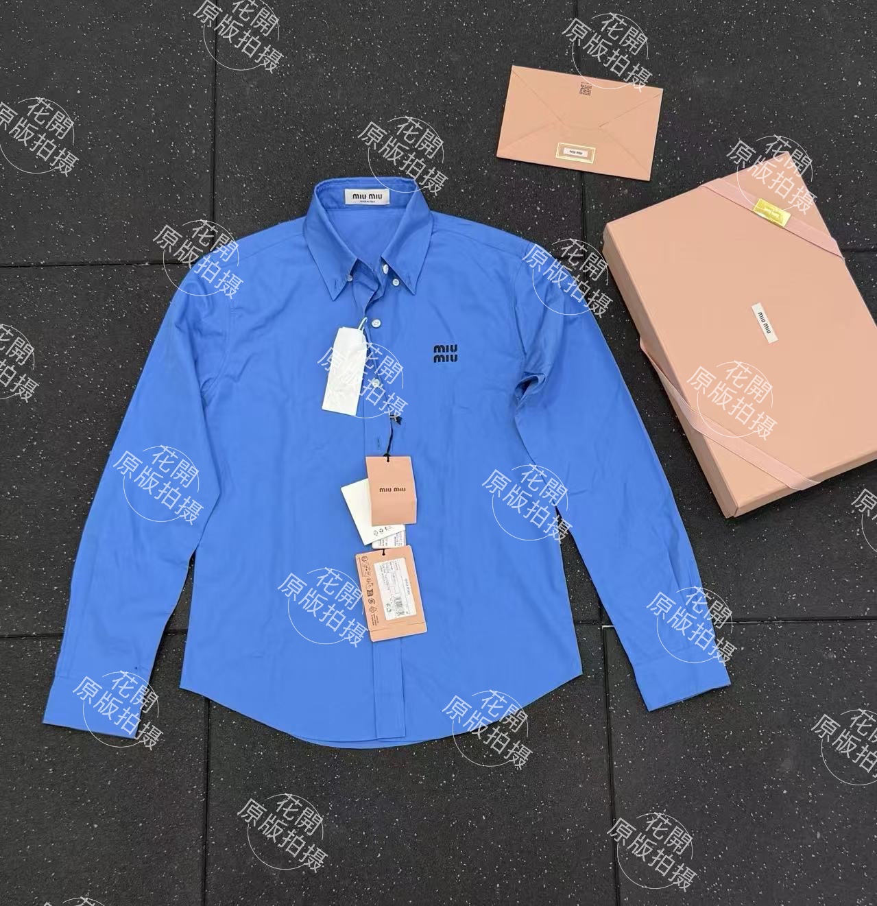 。MiuMiu 徽标刺绣衬衫
定制天丝棉交织纱衬衫料 柔滑细腻 舒适贴肤 一抹靛蓝晕染在衬衫之上 高贵而