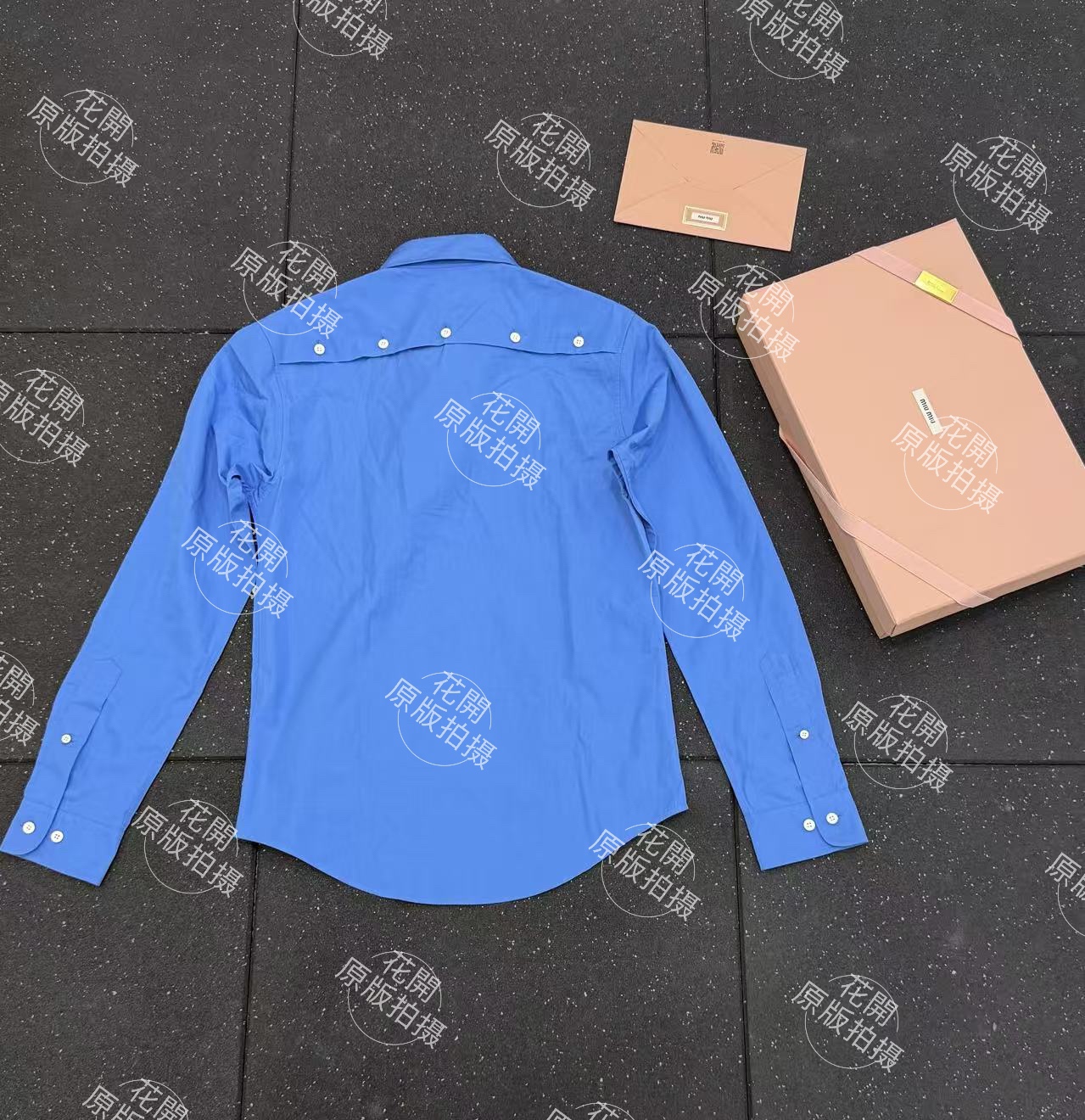 。MiuMiu 徽标刺绣衬衫
定制天丝棉交织纱衬衫料 柔滑细腻 舒适贴肤 一抹靛蓝晕染在衬衫之上 高贵而